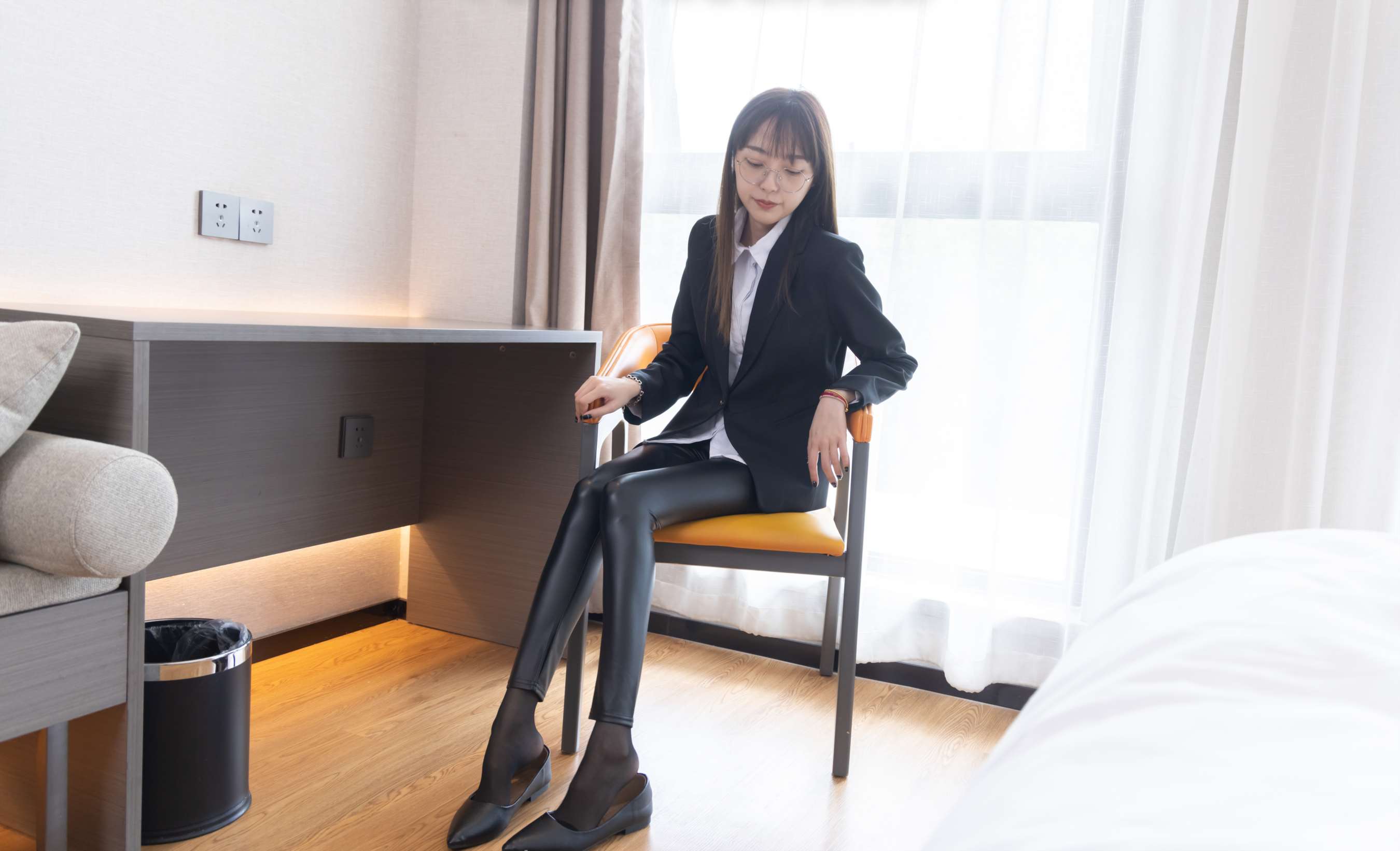 《稚予 皮裤裤里丝》作品图