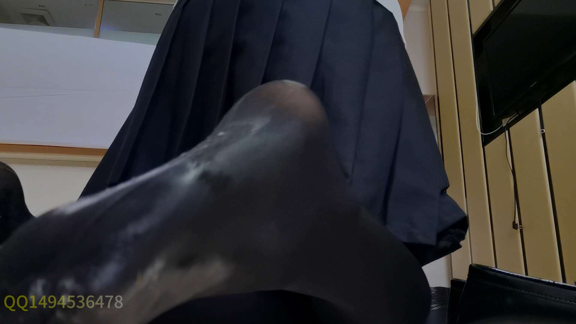 《[视频]琪琪黑丝の赤足》作品图