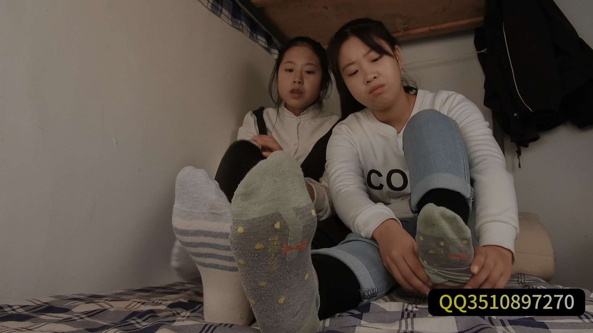 《[视频]酥文床上展示棉袜裸足》作品图