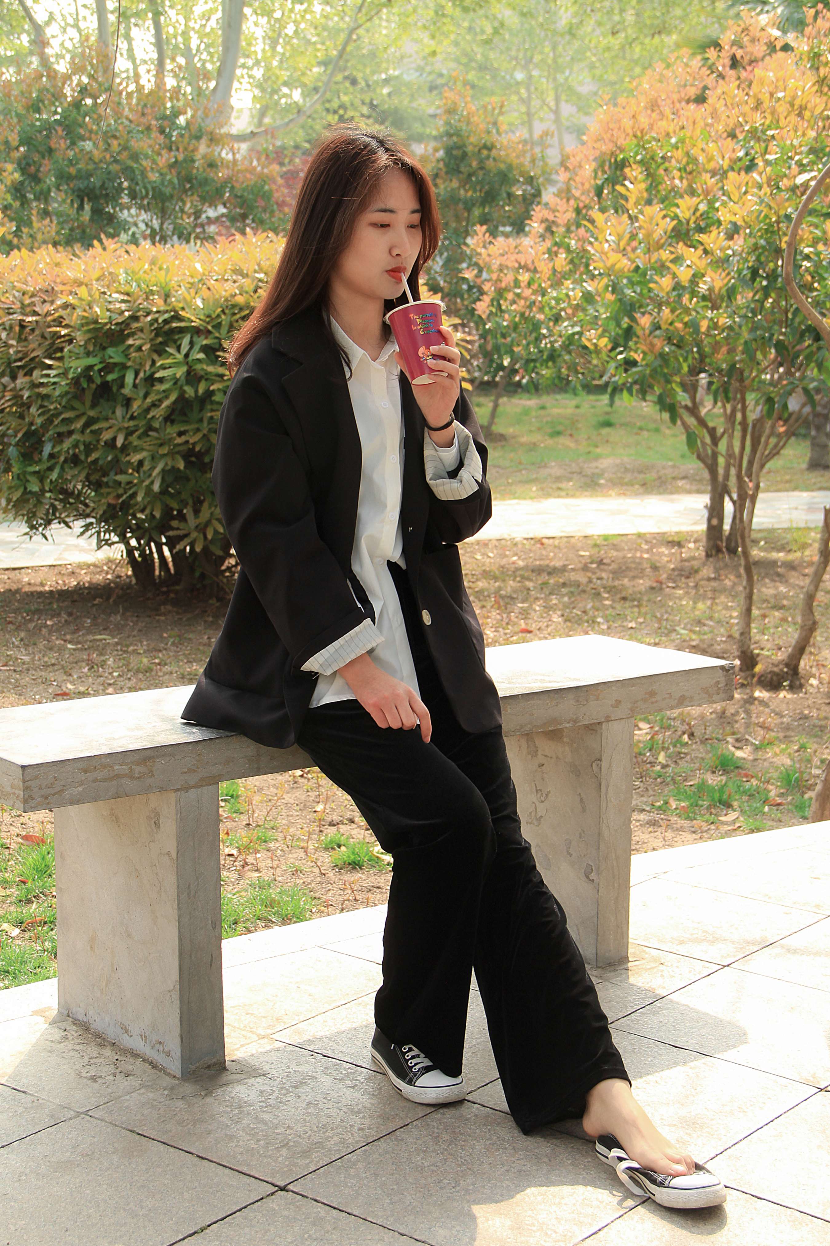 《光脚穿帆布鞋》作品图