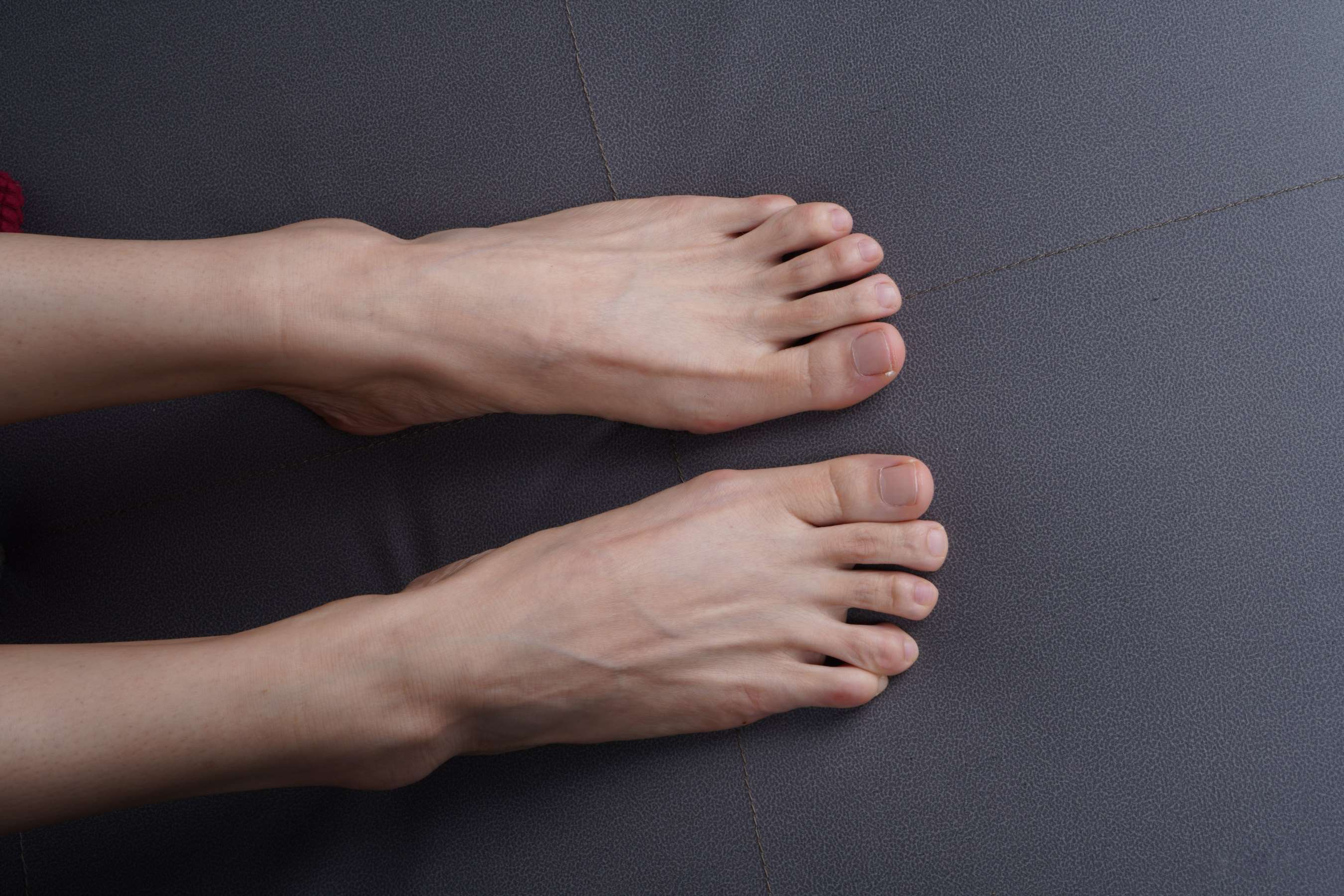 《嘉敏的37码修长脚丫》作品图