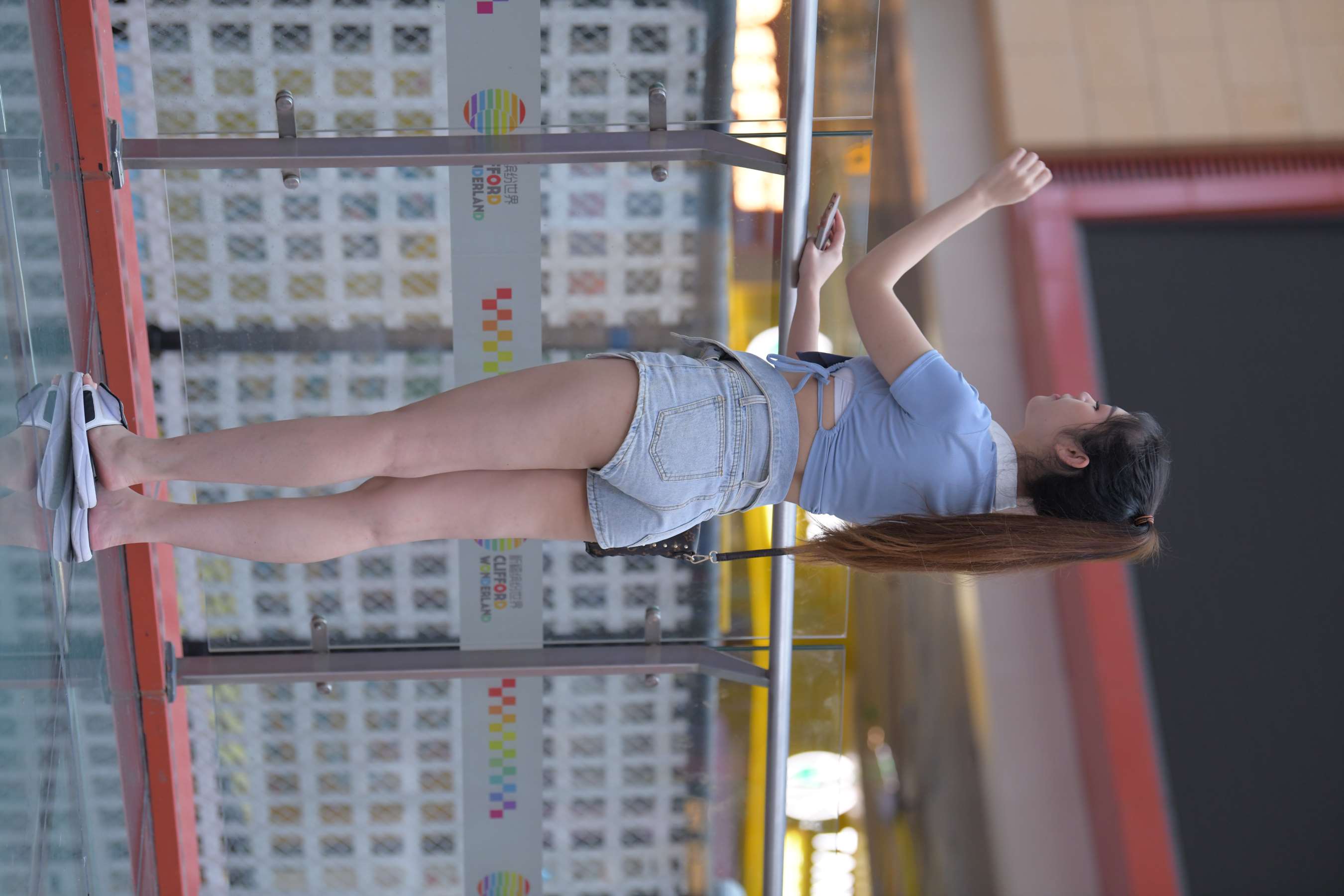 《少女牛仔热裤》作品图