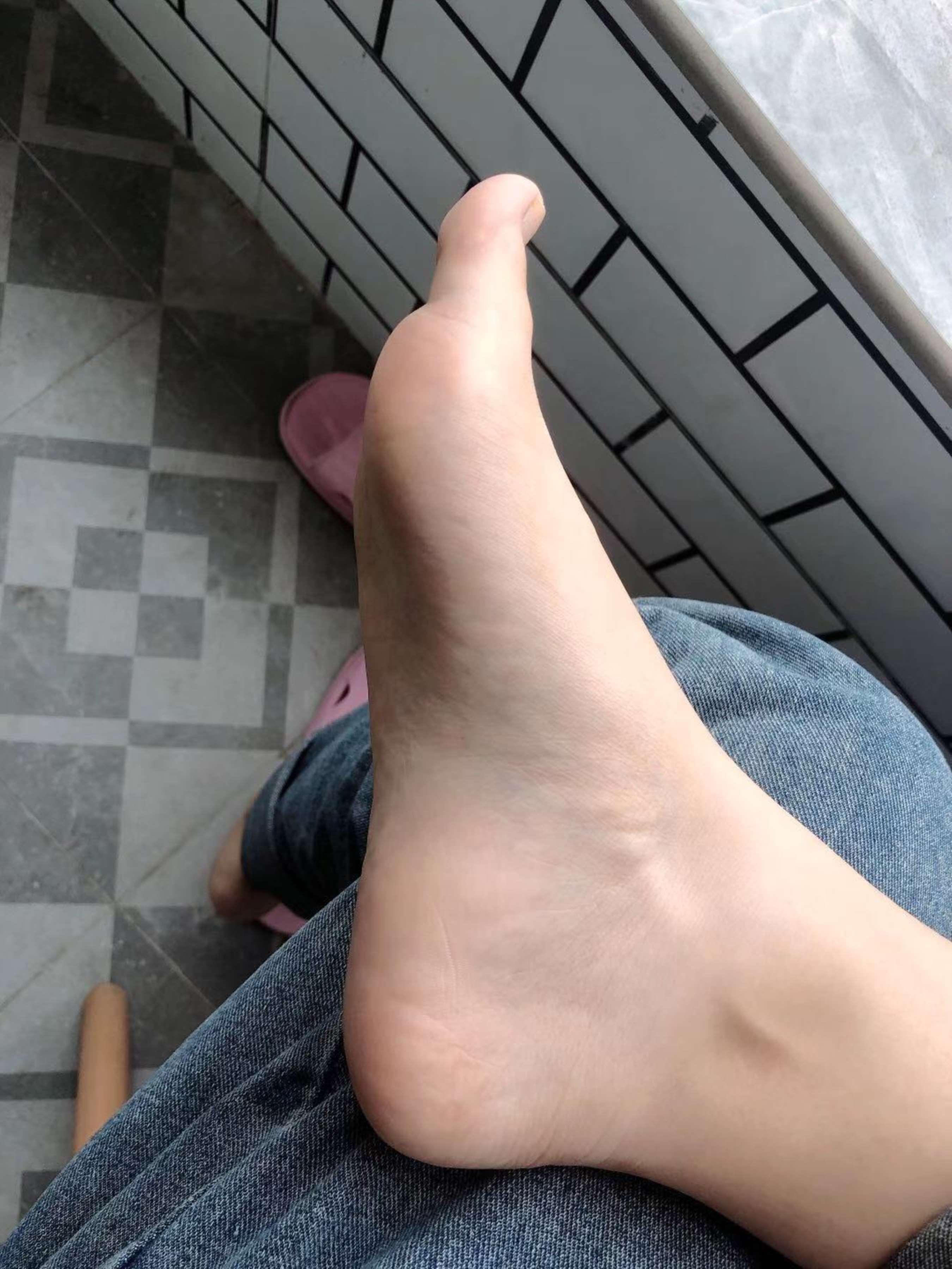 《晓晓旅馆脱丝袜展脚丫》作品图