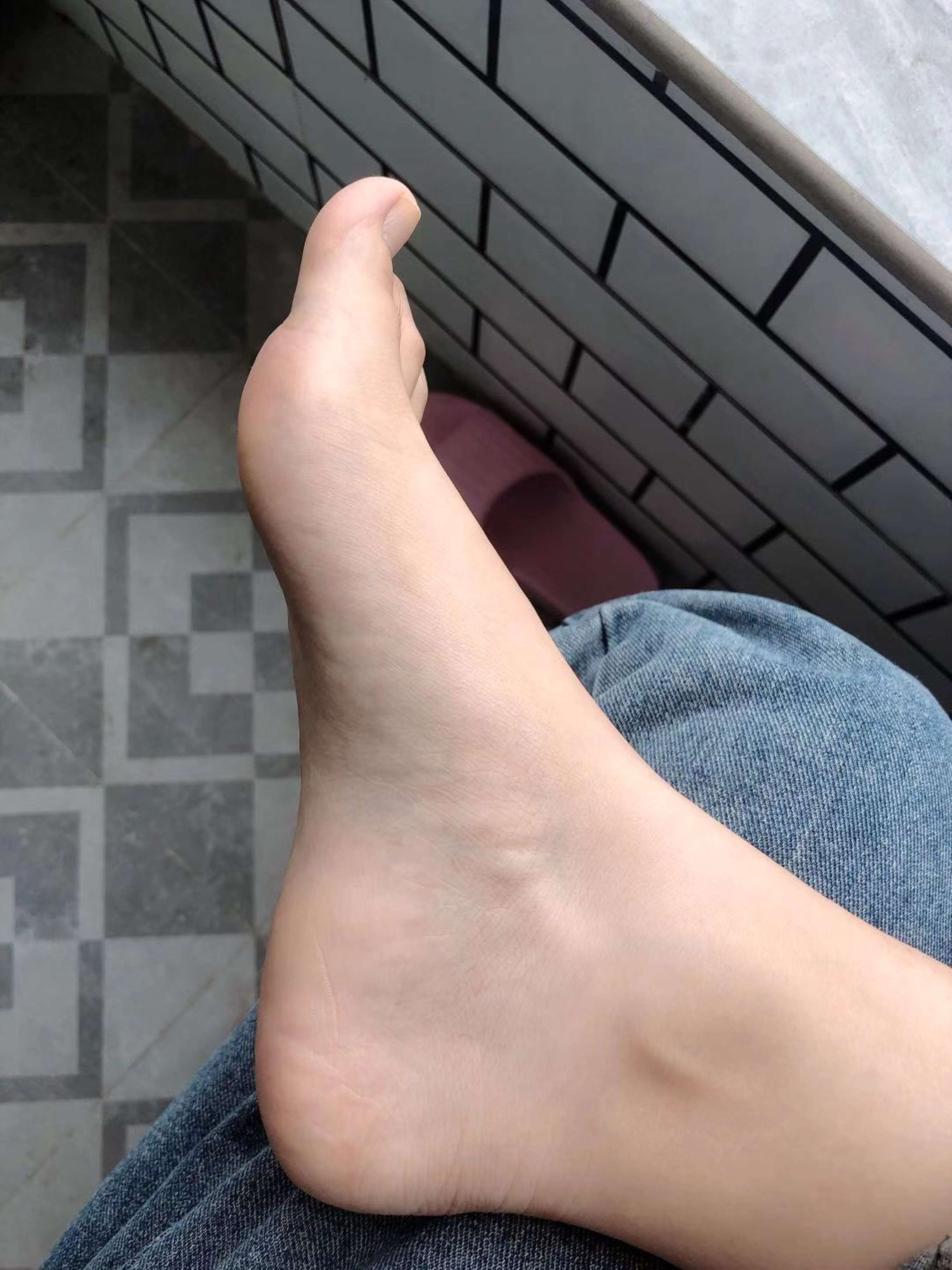 《晓晓旅馆脱丝袜展脚丫》作品图