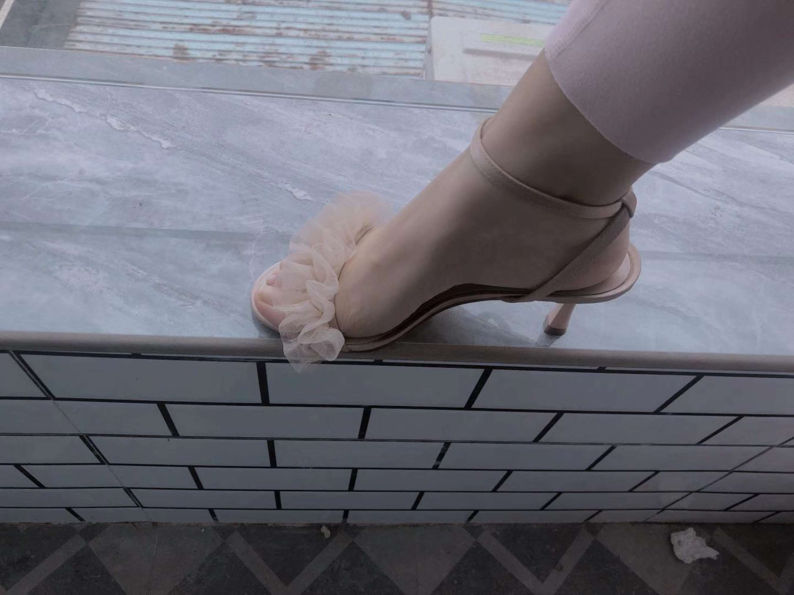 《晓晓旅馆脱丝袜展脚丫》作品图