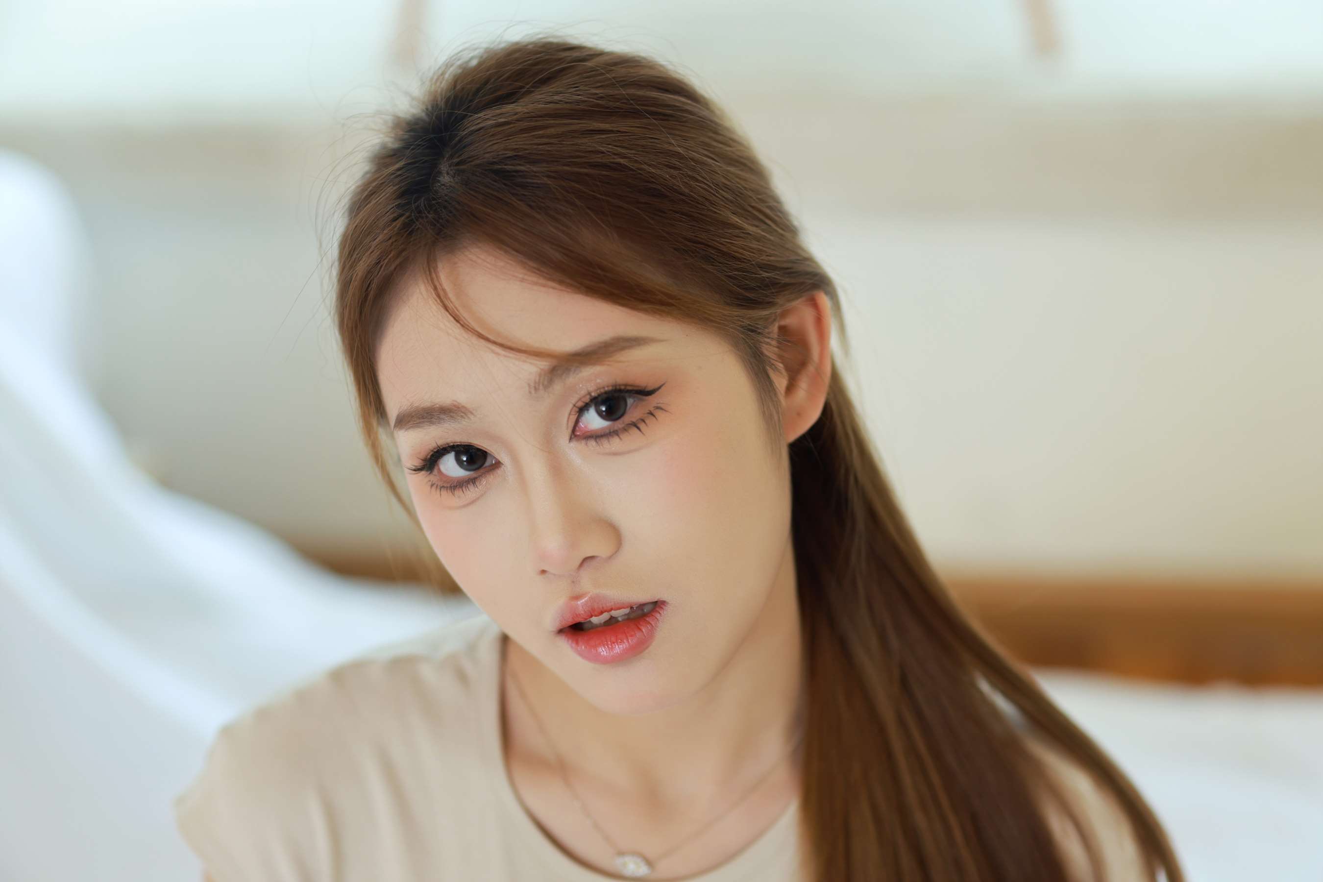 《妍妍脱短丝展嫩足》作品图