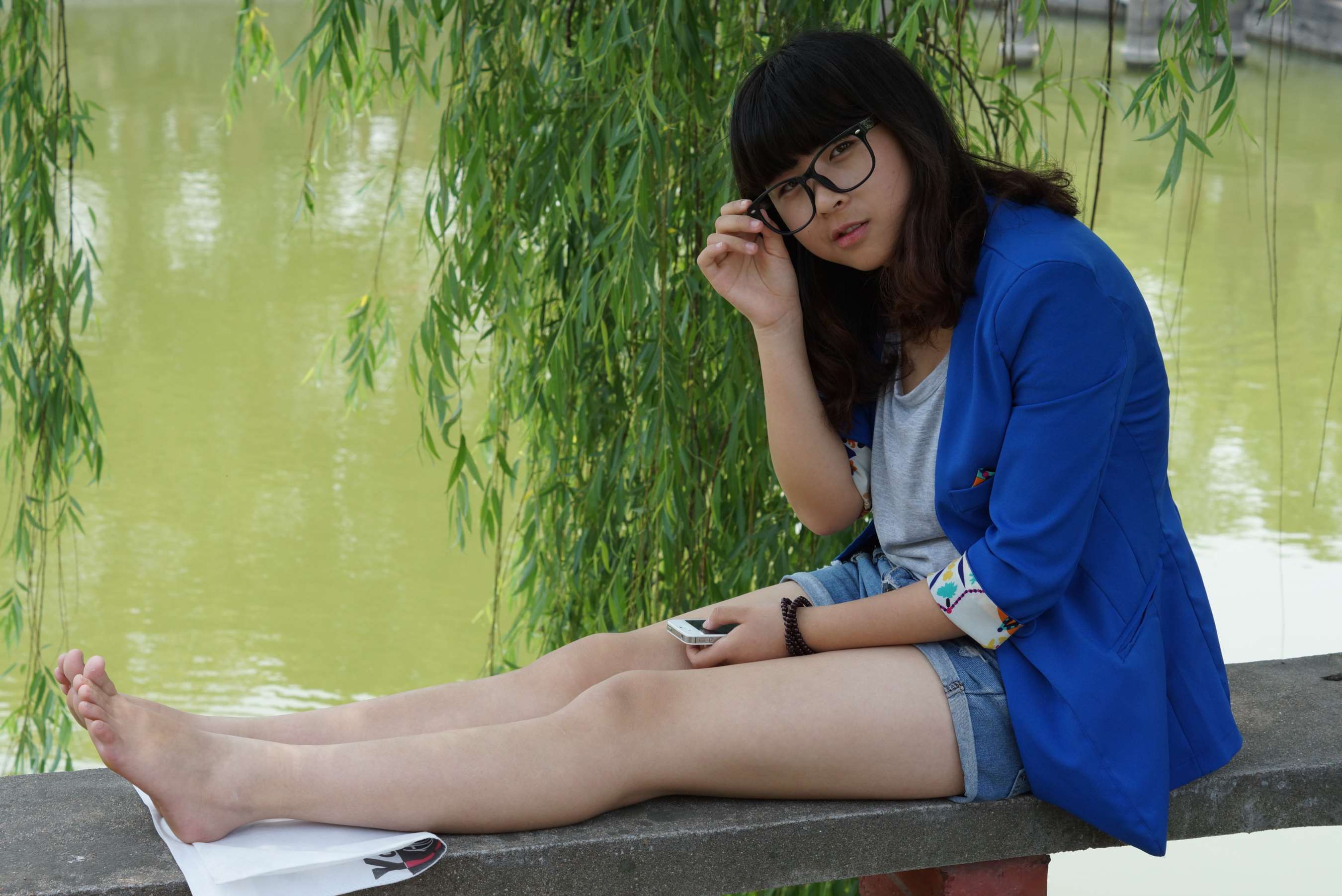 《漂亮MM柳树下歇脚》作品图