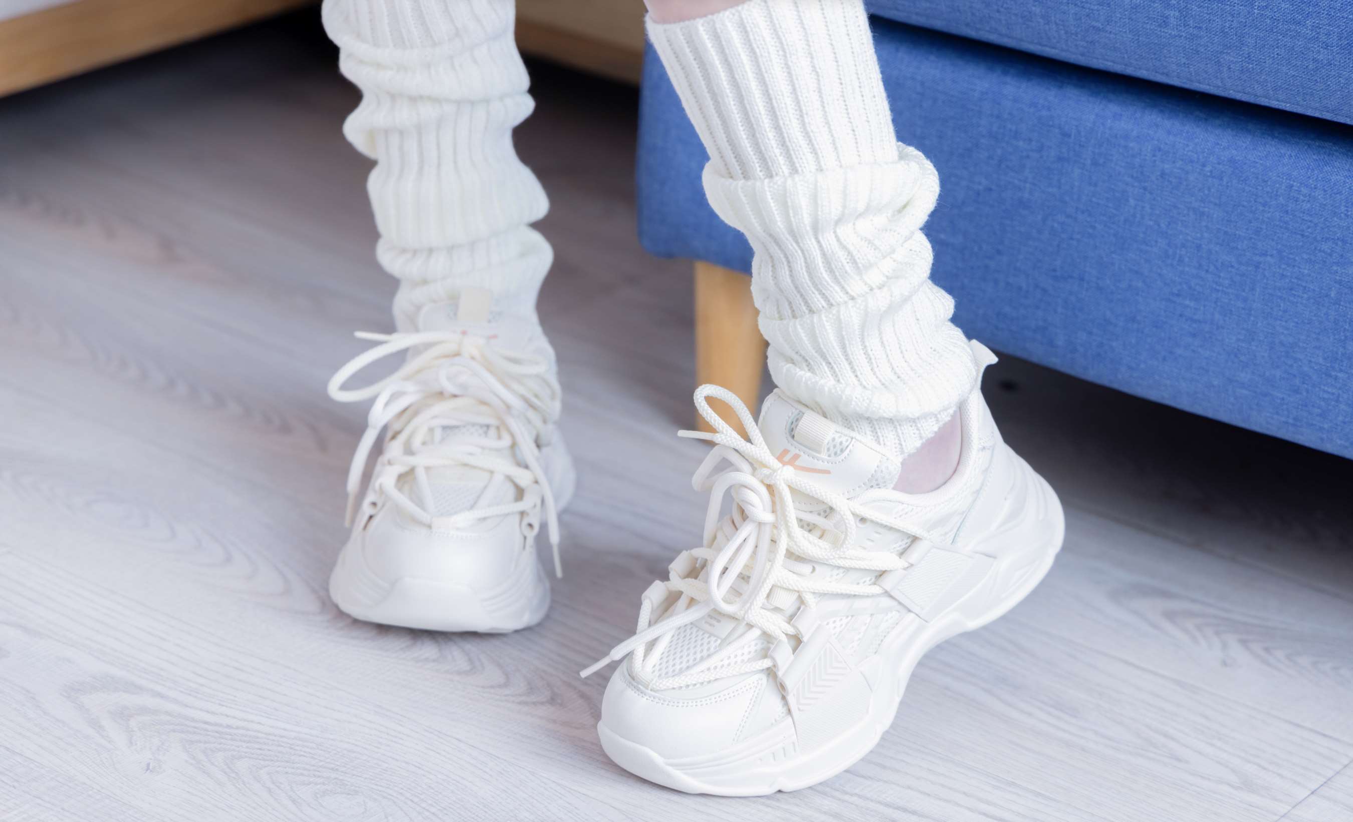 《小甜豆运动鞋、人字拖、袜套、油亮白丝》作品图