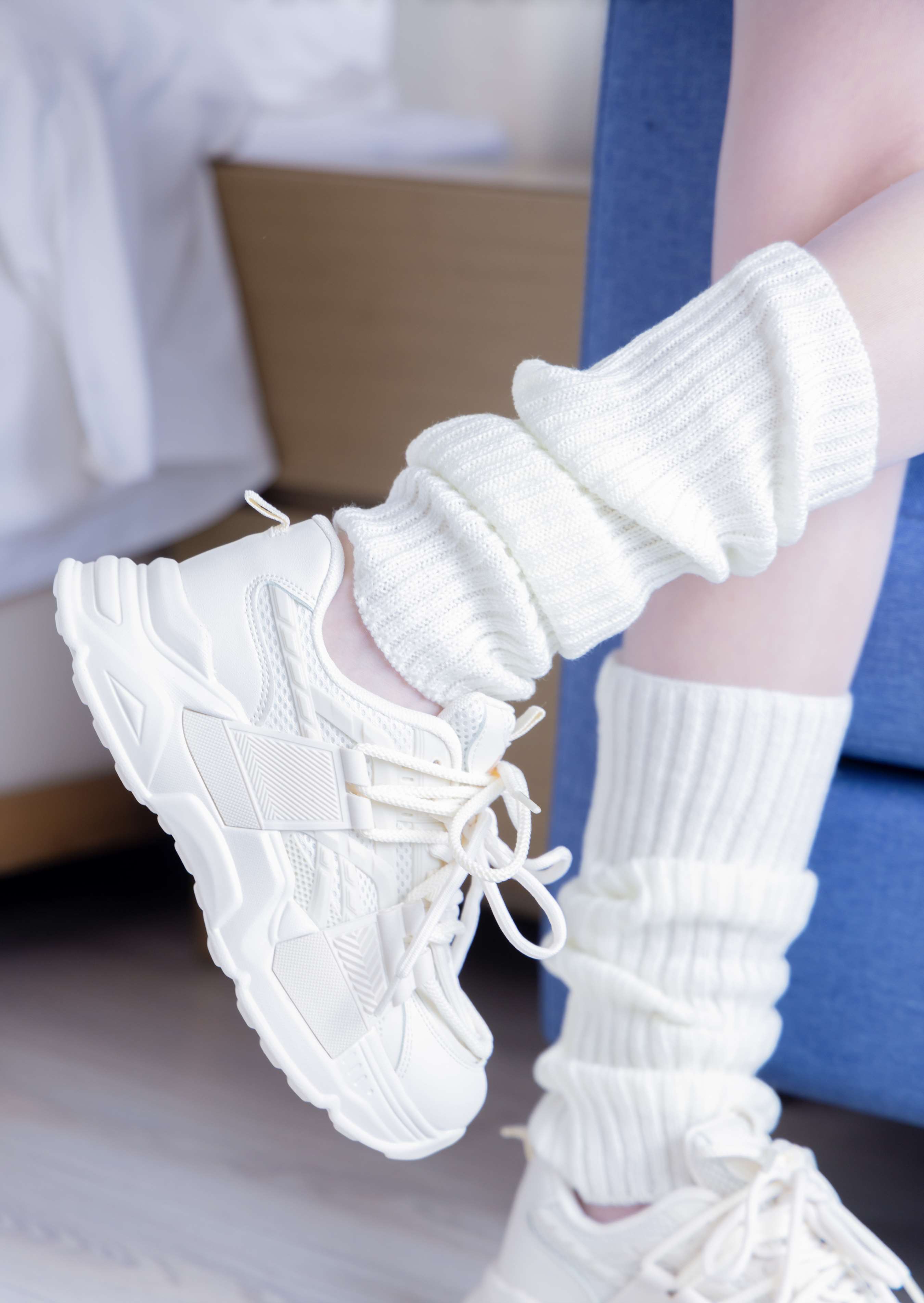 《小甜豆运动鞋、人字拖、袜套、油亮白丝》作品图