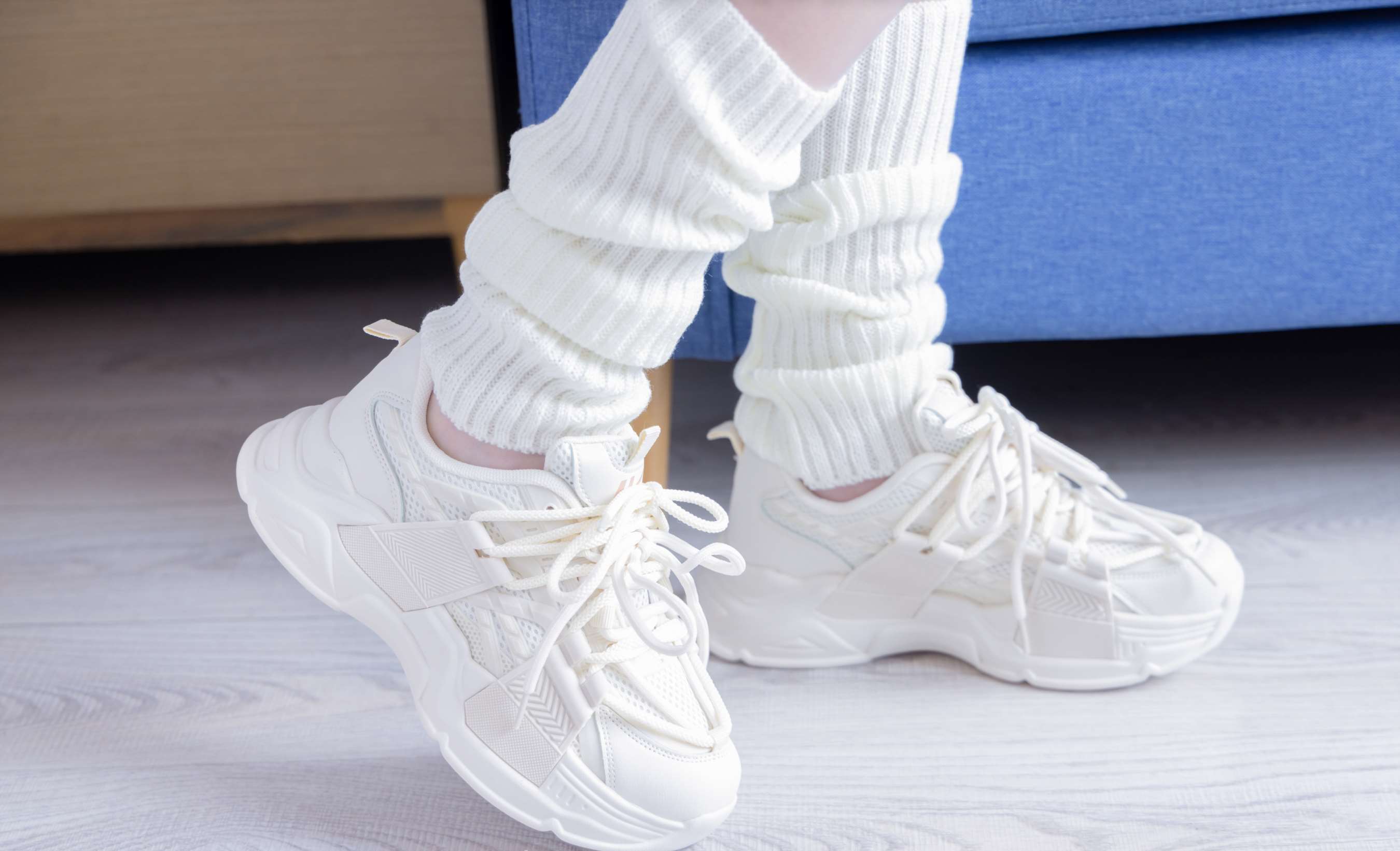 《小甜豆运动鞋、人字拖、袜套、油亮白丝》作品图