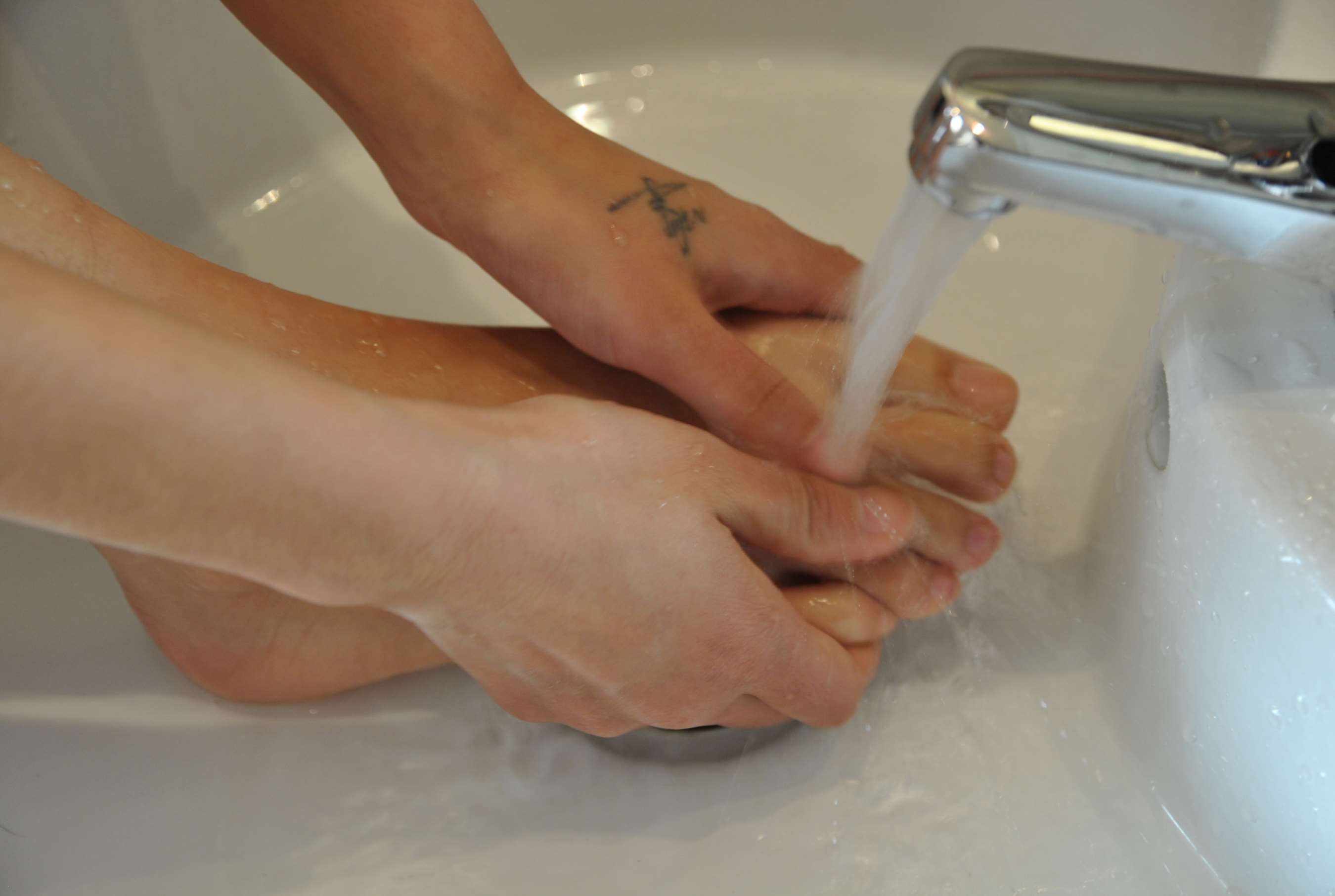 《工作结束后邂逅在水池里》作品图