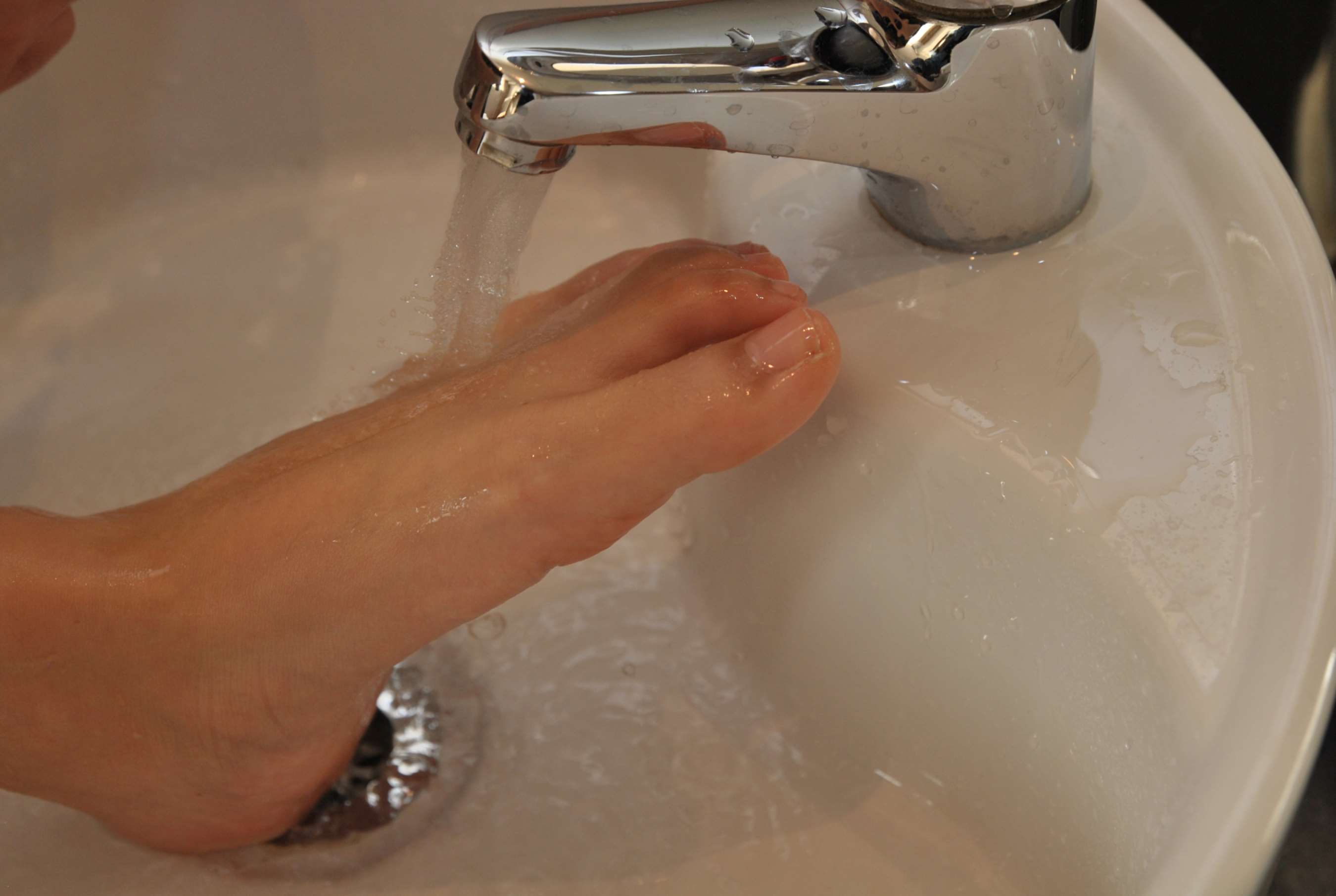 《工作结束后邂逅在水池里》作品图