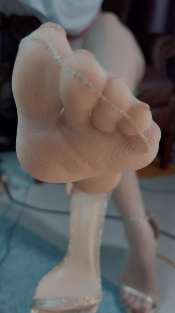 《[视频]直播女神颜颜展高跟丝足》作品图