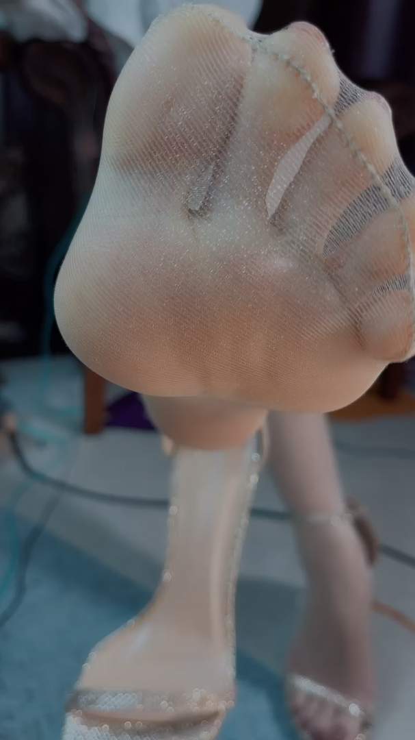 《[视频]直播女神颜颜展高跟丝足》作品图