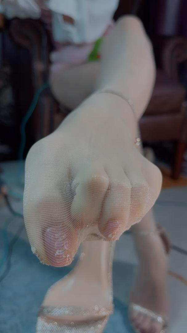 《[视频]直播女神颜颜展高跟丝足》作品图