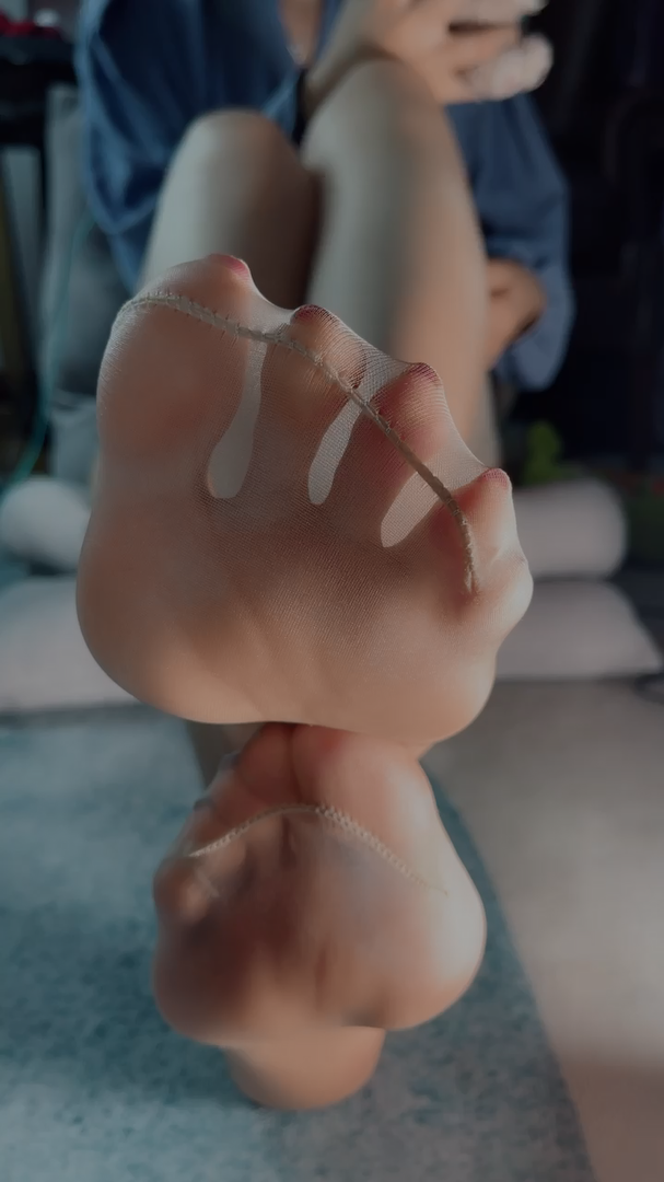 《[视频]直播女神颜颜展丝足》作品图