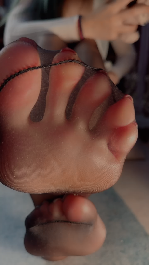 《[视频]直播女神颜颜展黑丝足》作品图