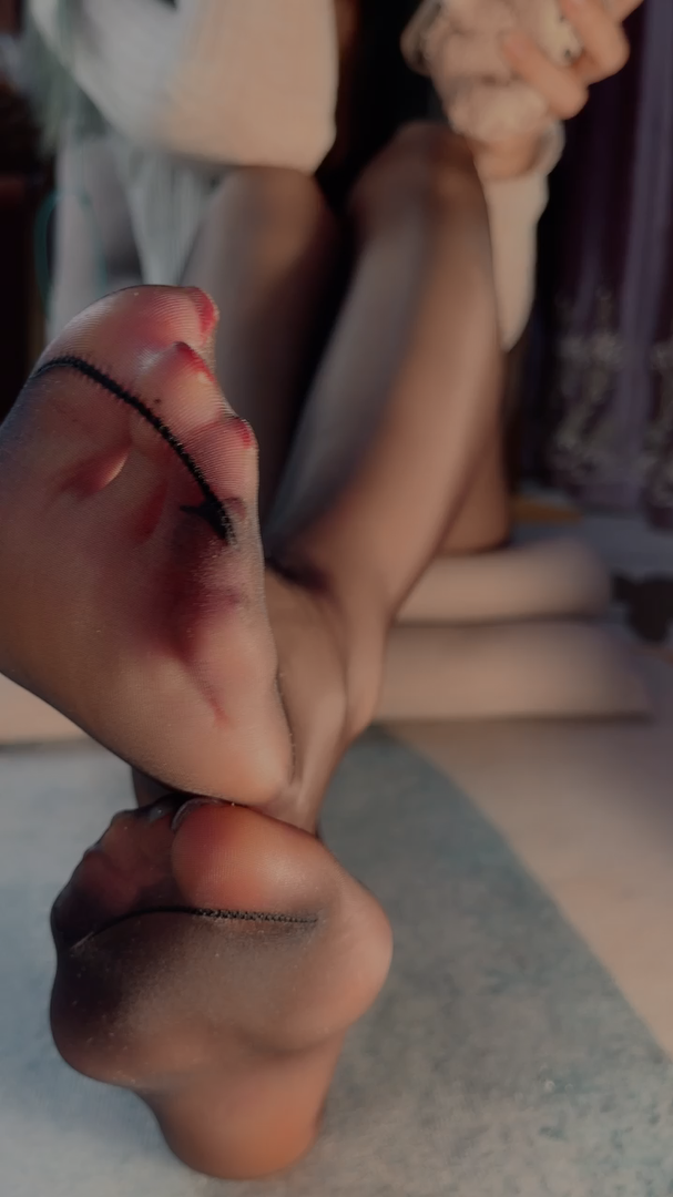 《[视频]直播女神颜颜展黑丝足》作品图