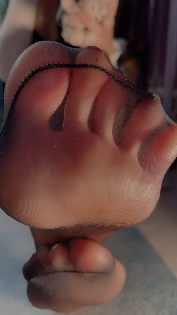 《[视频]直播女神颜颜展黑丝足》作品图