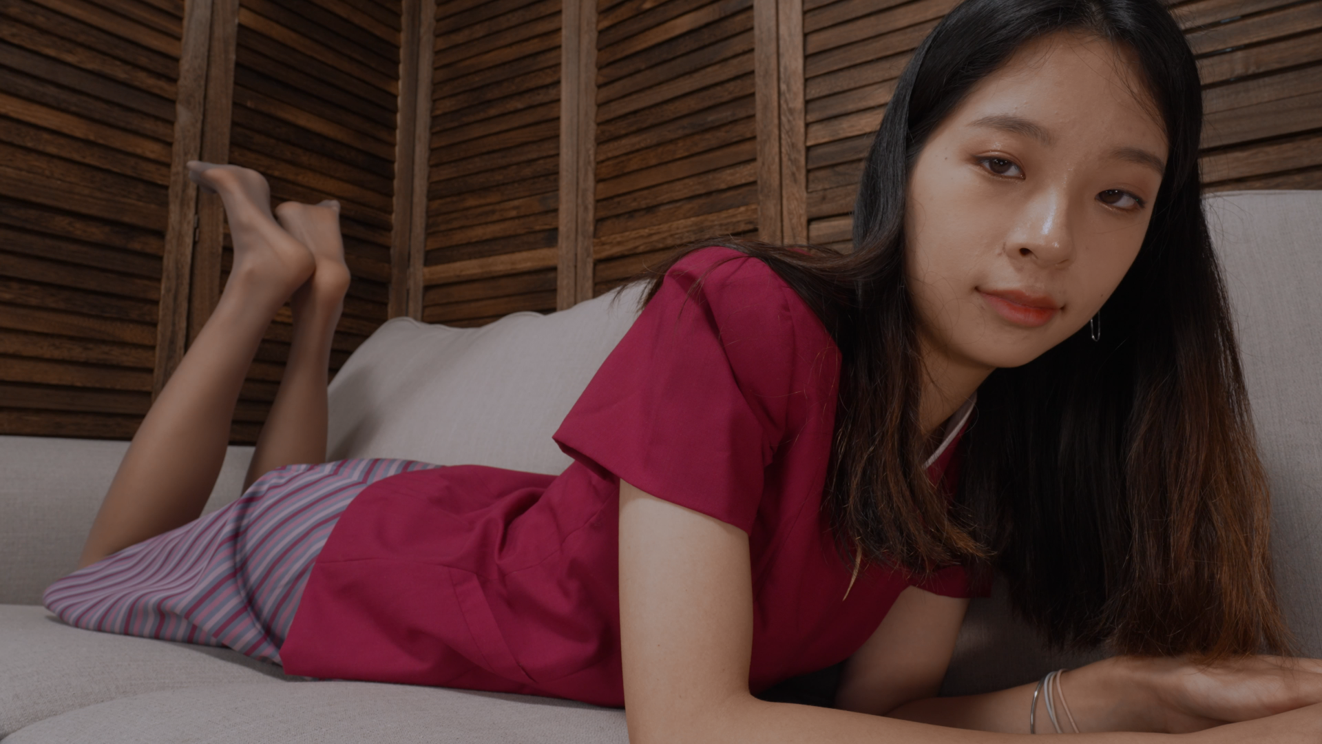 《[寄卖视频]-A&F-YIYI-性感的灰咖色连裤袜大脚丫》作品图