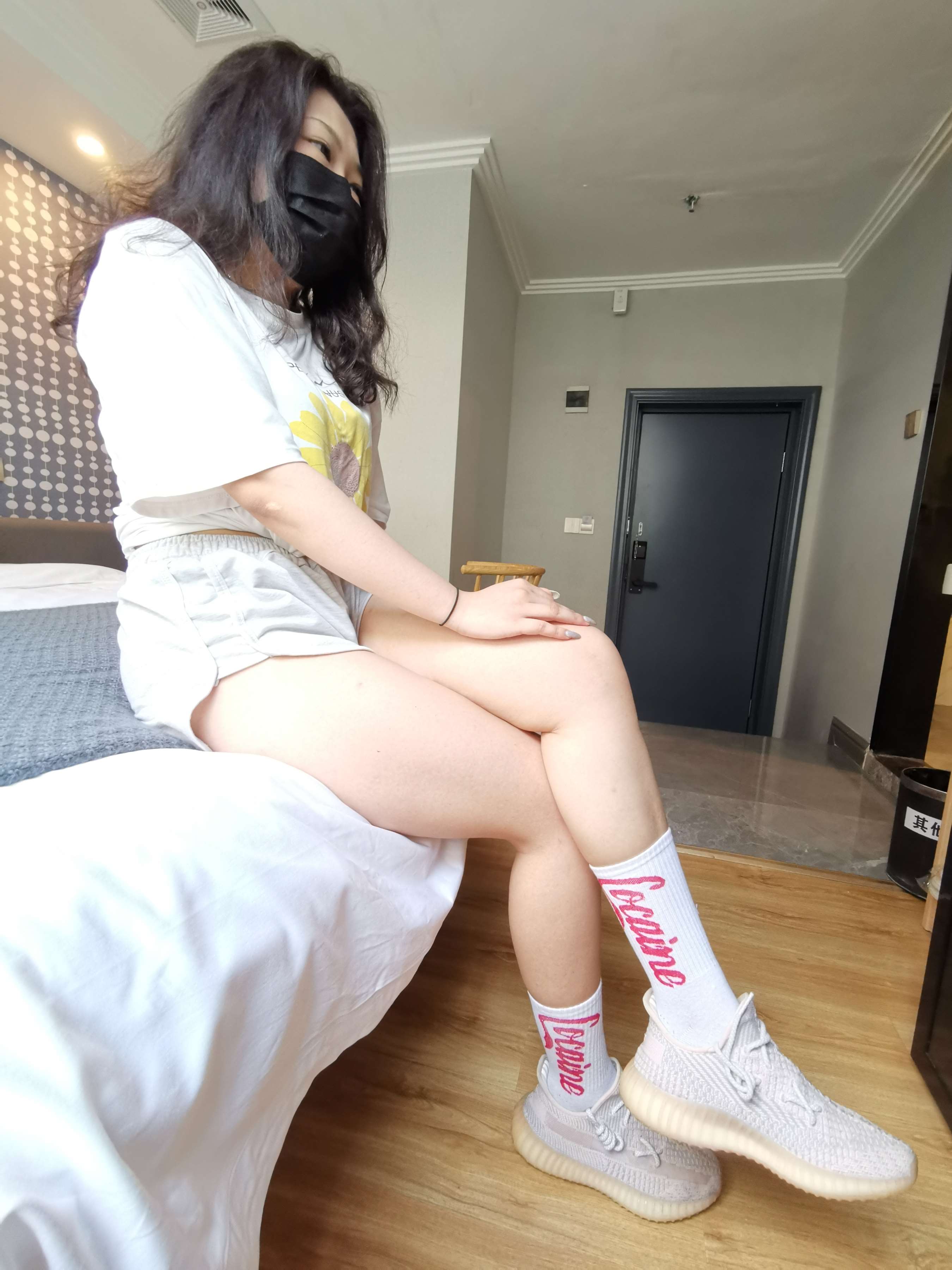 《莹莹脱袜展嫩足》作品图