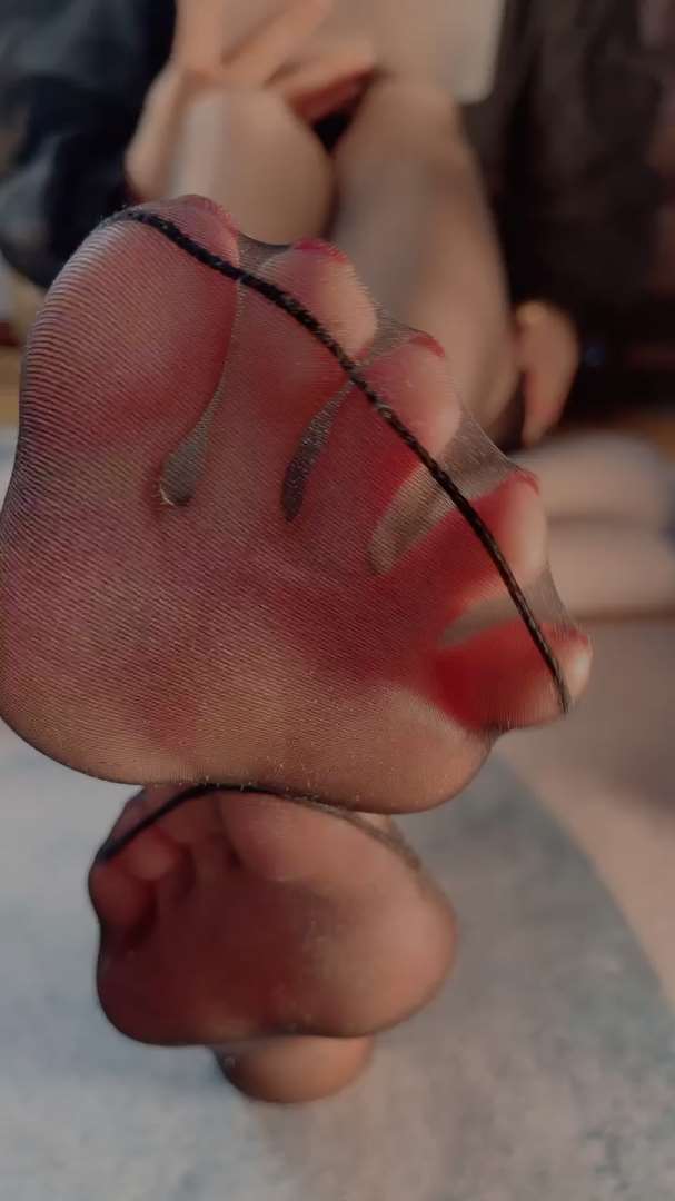 《[视频]直播女神颜颜透黑丝足》作品图