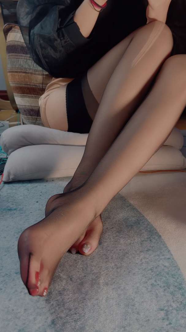 《[视频]直播女神颜颜透黑丝足》作品图