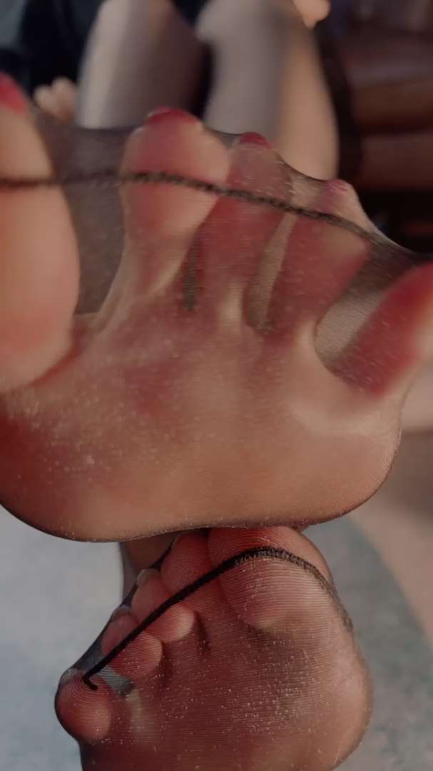 《[视频]直播女神颜颜透黑丝足》作品图