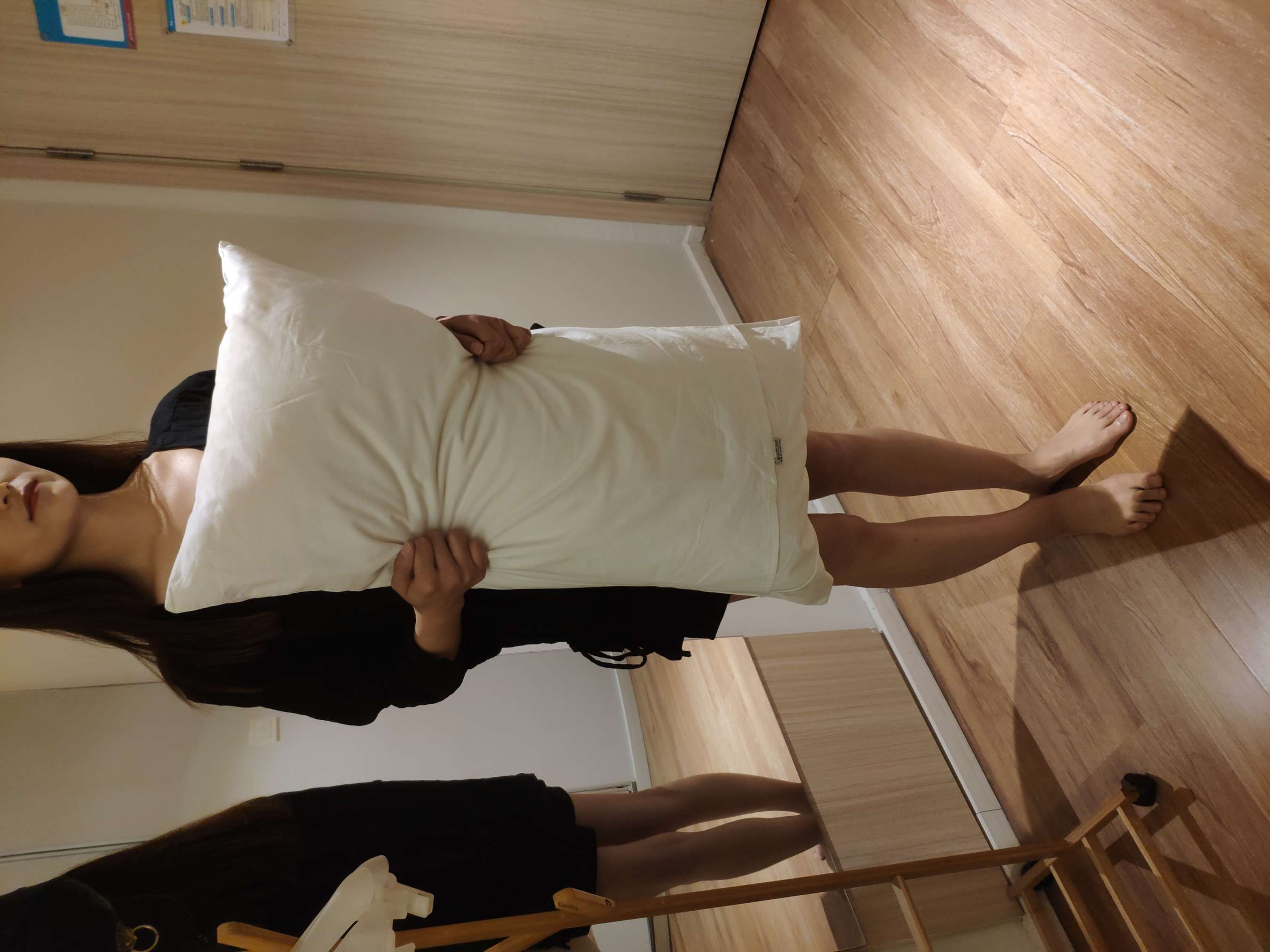 《少女修长的脚趾》作品图