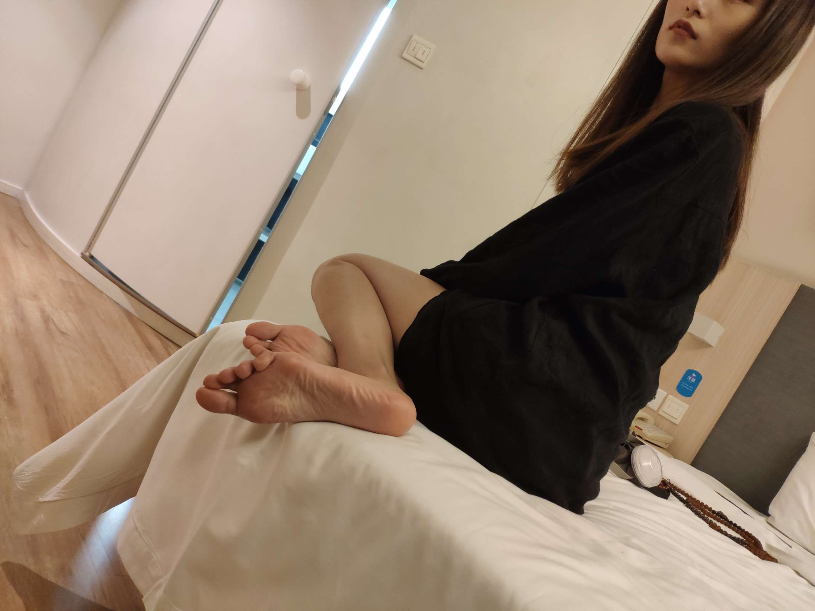 《少女修长的脚趾》作品图