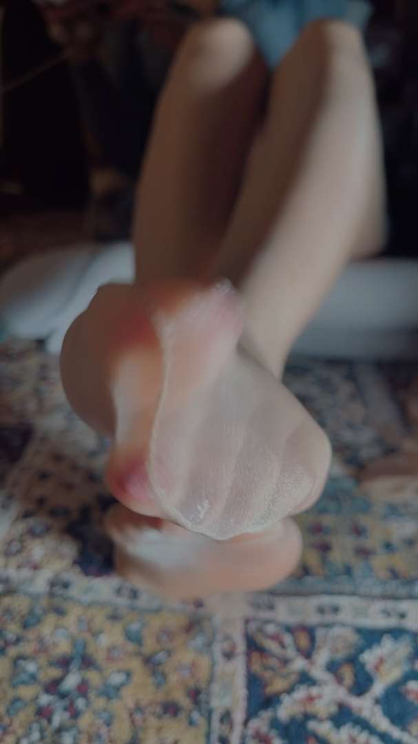 《[视频]直播女神颜颜肉丝足》作品图