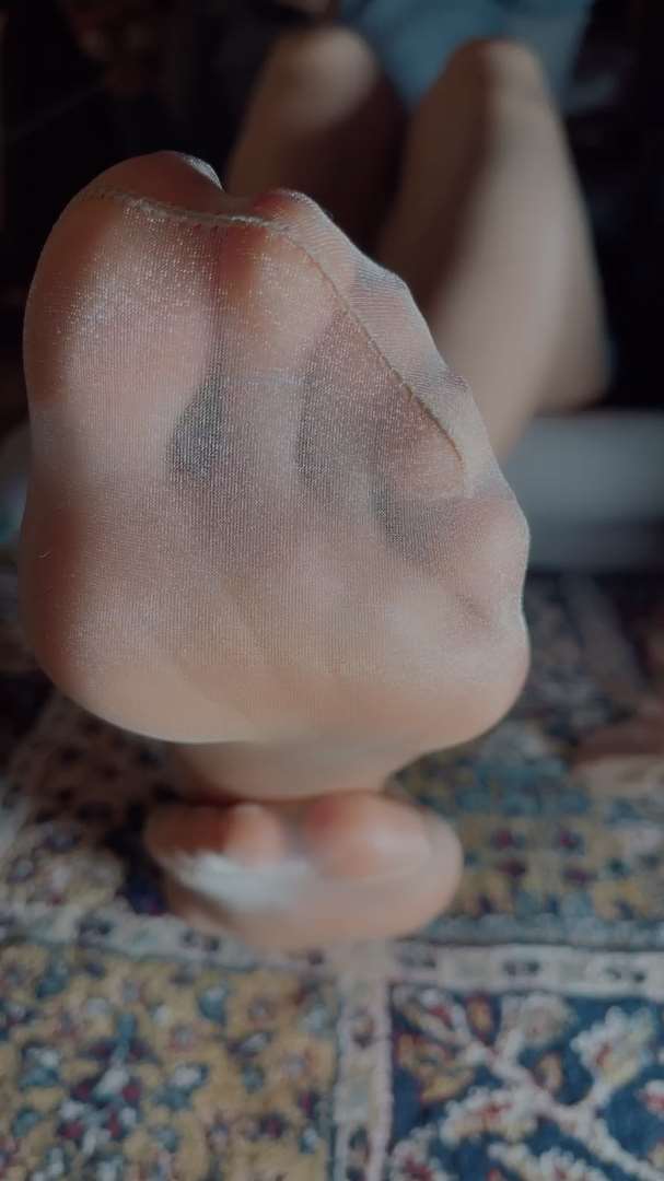 《[视频]直播女神颜颜肉丝足》作品图