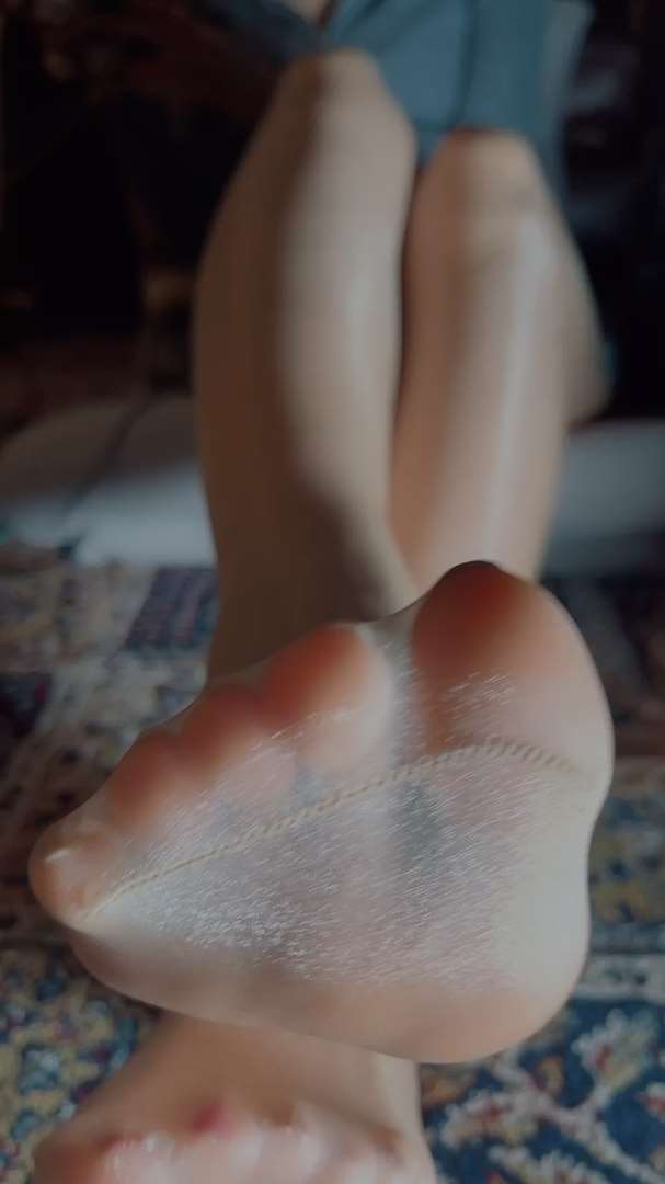 《[视频]直播女神颜颜肉丝足》作品图