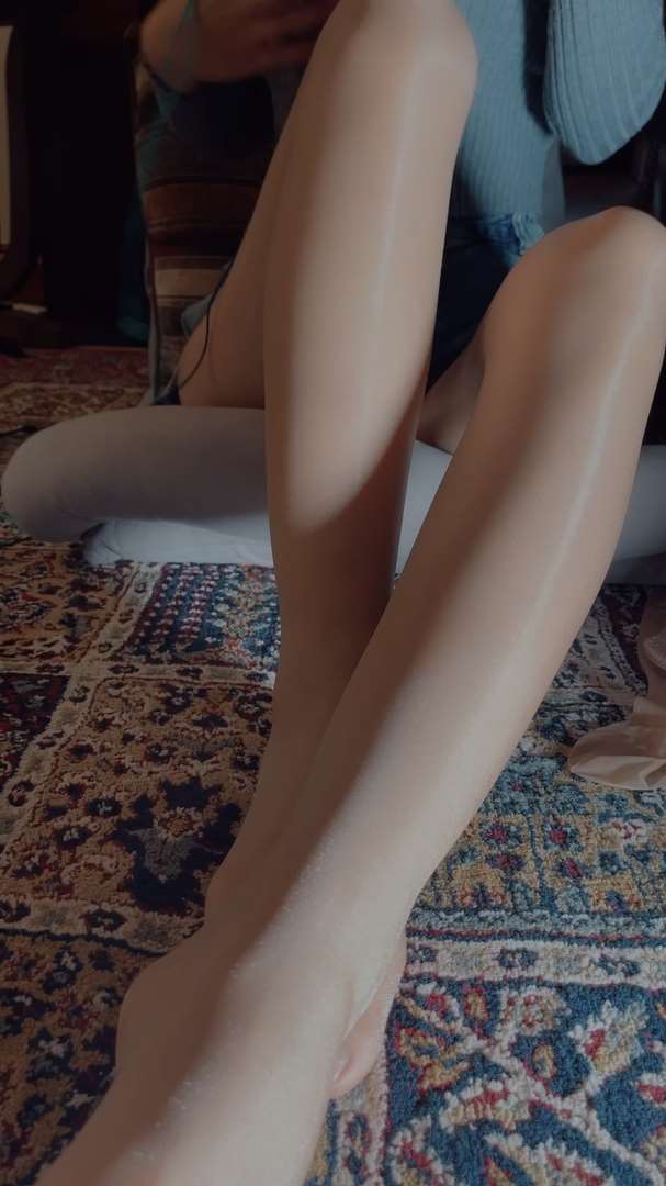 《[视频]直播女神颜颜肉丝足》作品图