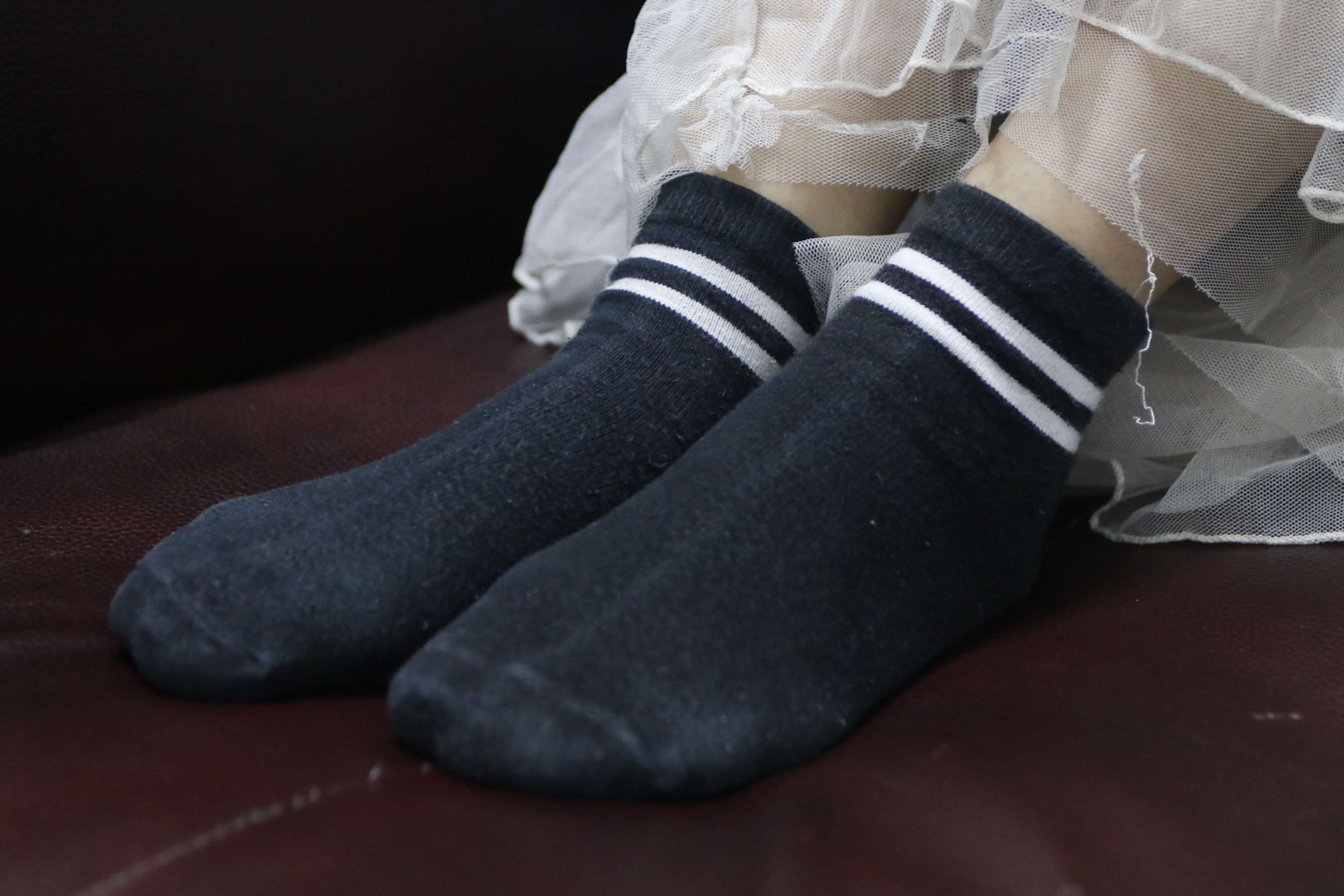 《晶晶脱黑棉袜展嫩足》作品图