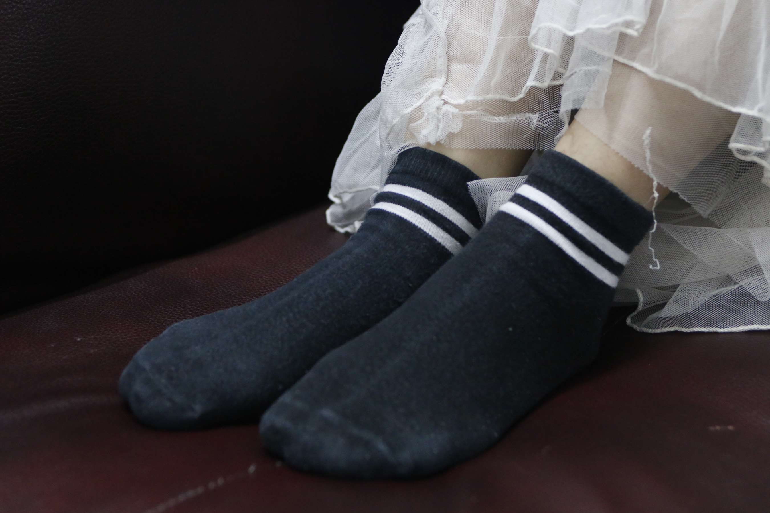 《晶晶脱黑棉袜展嫩足》作品图