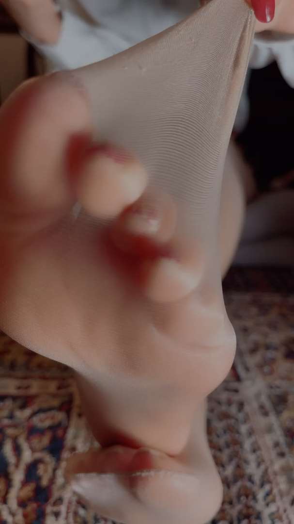 《[视频]直播女神颜颜肉丝足第二部》作品图