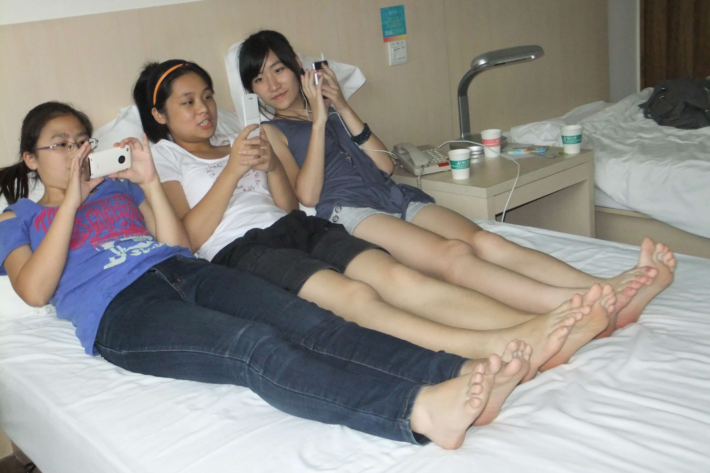 《三人秀裸足》作品图