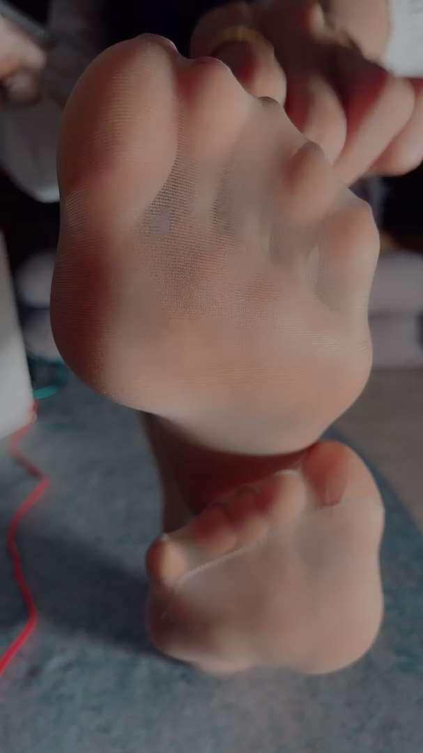 《[视频]直播女神颜颜肉丝足第三部》作品图