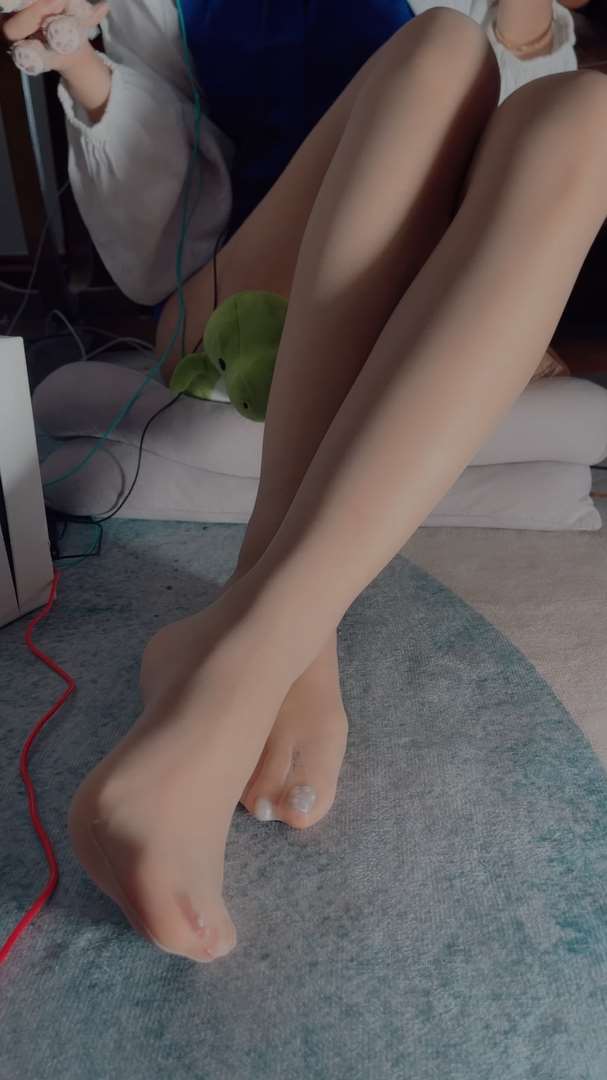 《[视频]直播女神颜颜肉丝足第三部》作品图