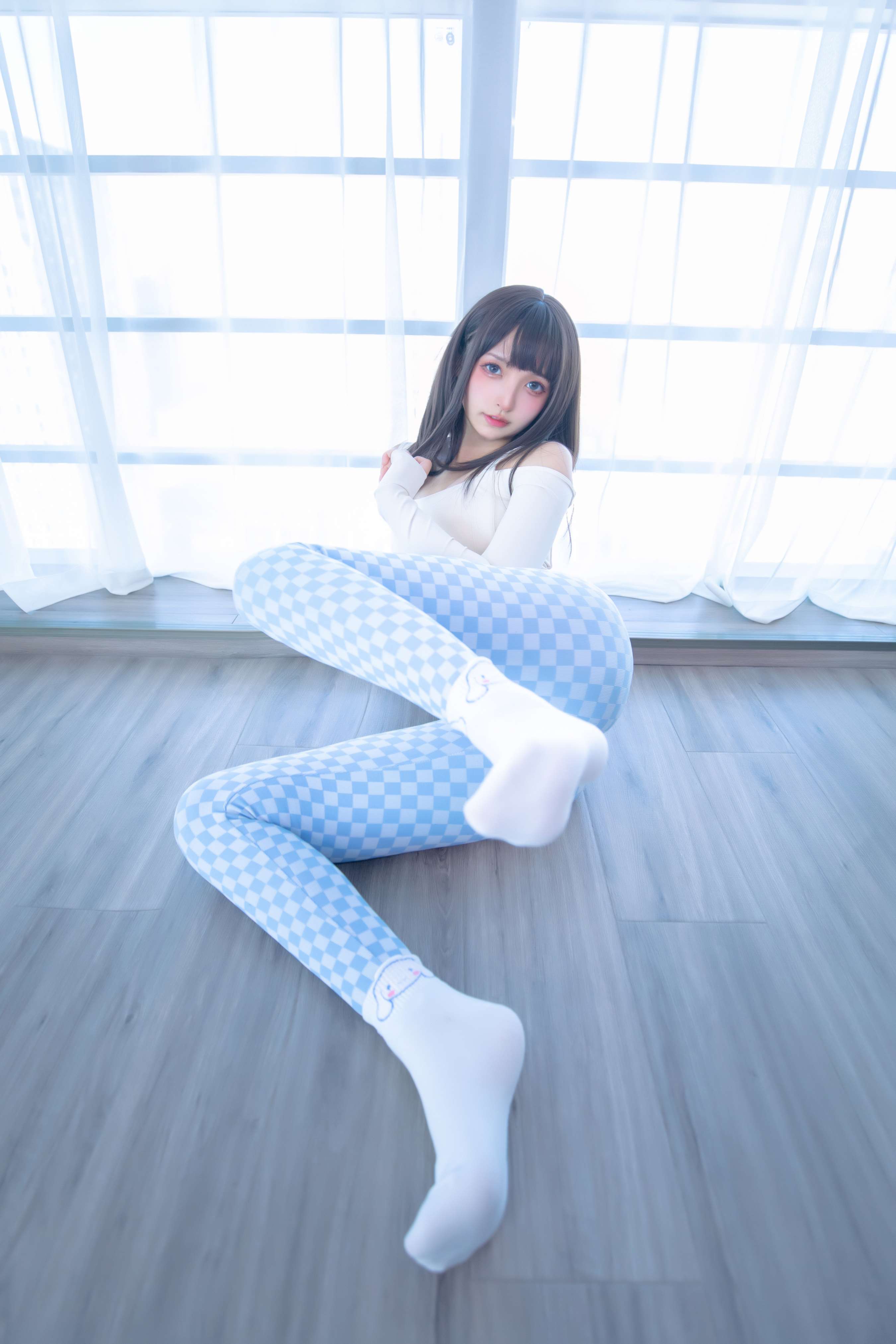 《蓝白格》作品图