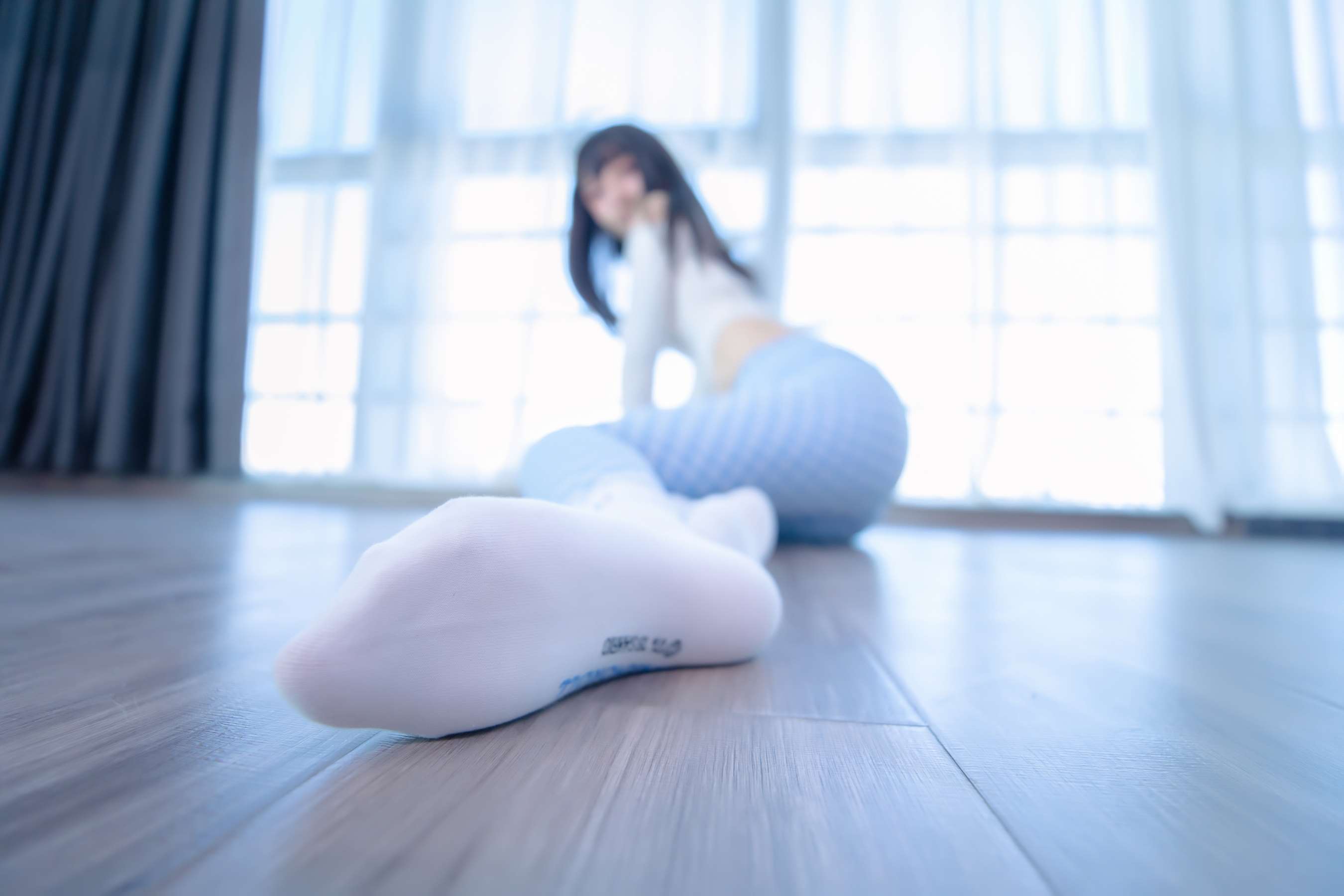 《蓝白格》作品图