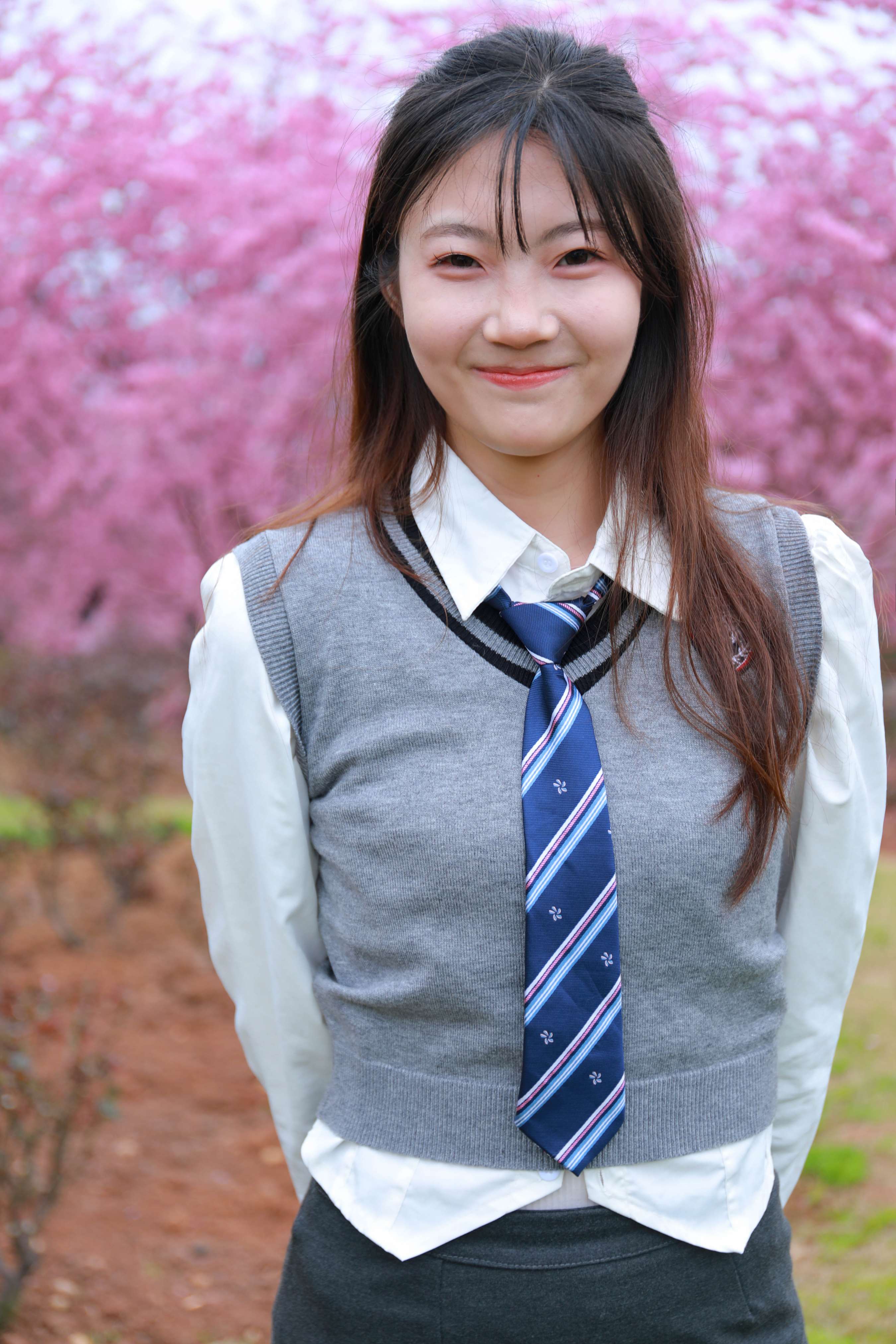 《小天职业装踏青》作品图