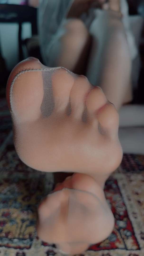 《[视频]直播女神颜颜肉丝足第五部》作品图