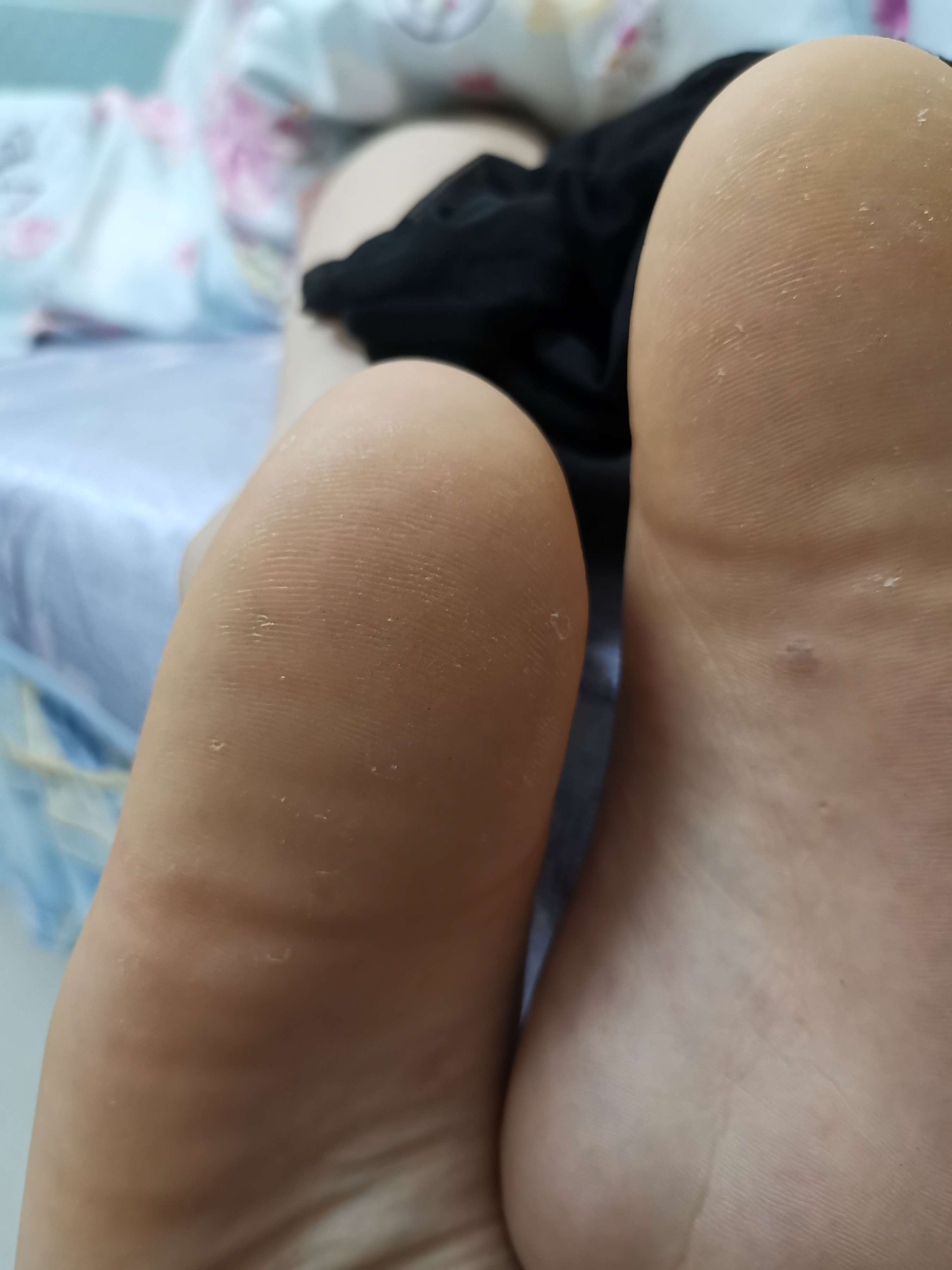 《Lucky脱黑丝展嫩足》作品图