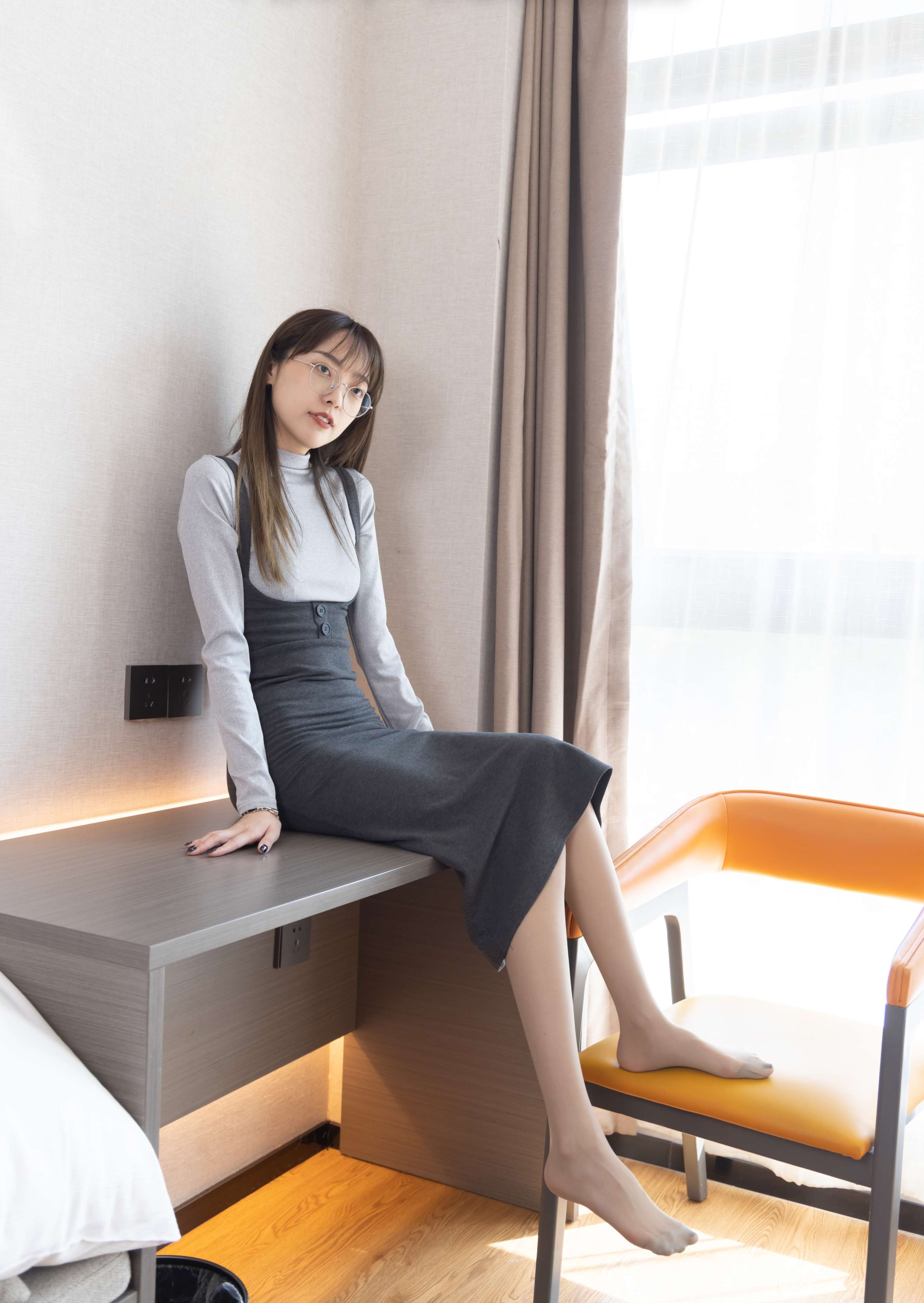 《稚予 丝足の裸足踩奶油蛋糕》作品图