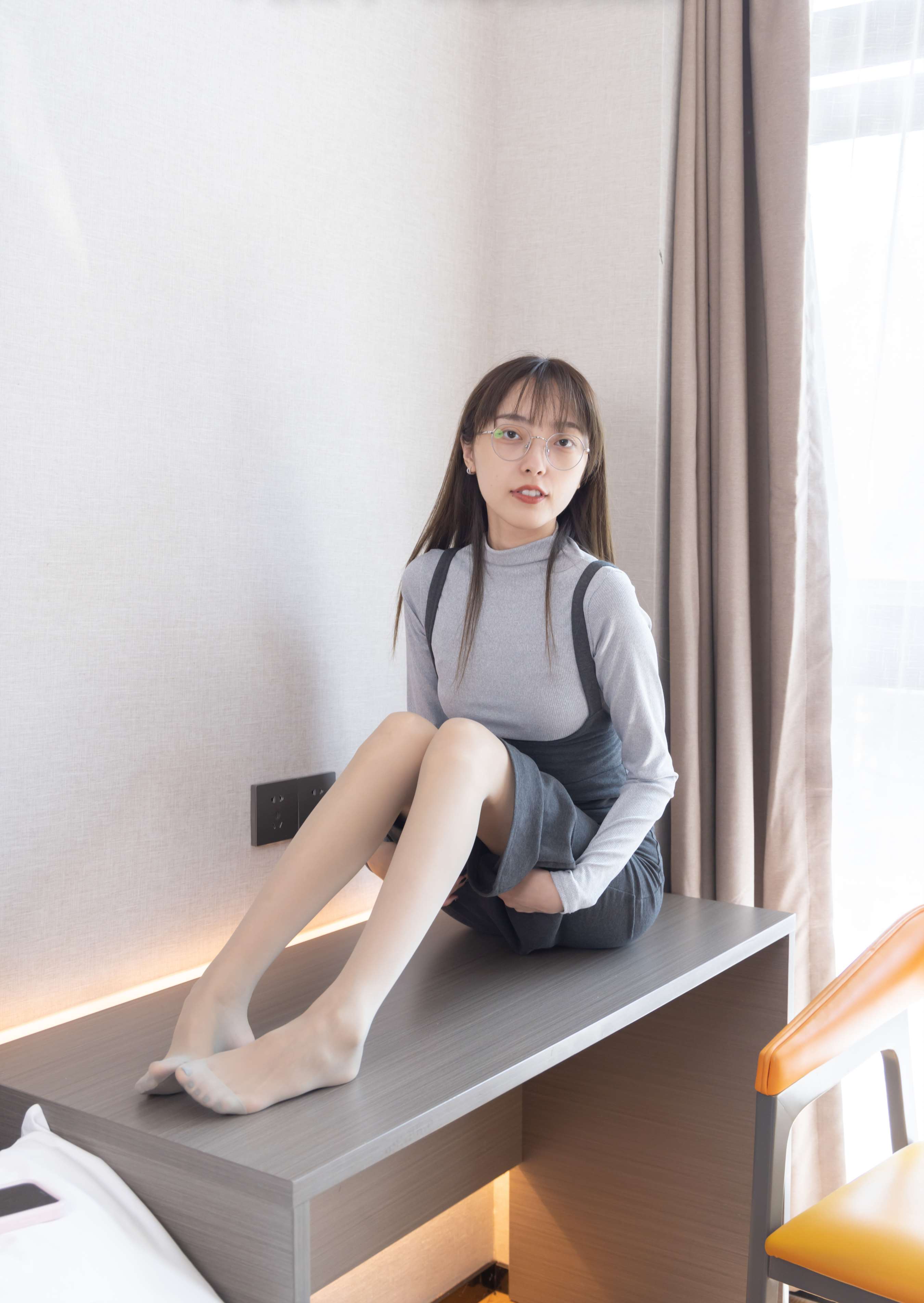 《稚予 丝足の裸足踩奶油蛋糕》作品图