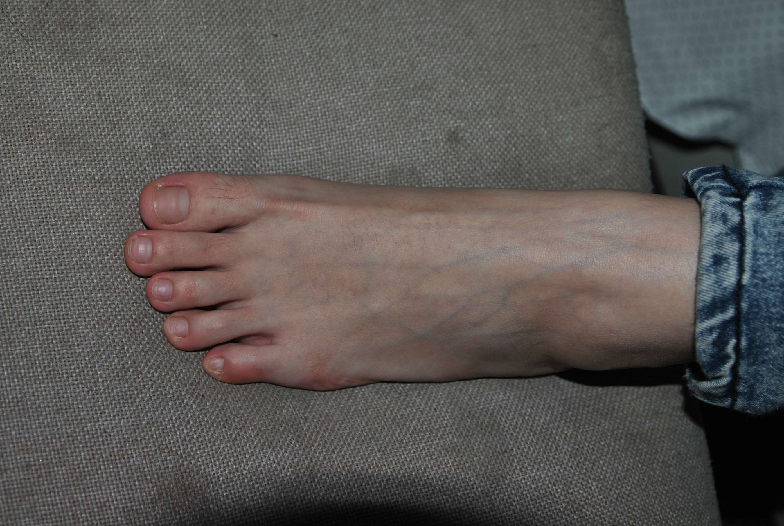 《少女牛仔帆布鞋の嫩足》作品图