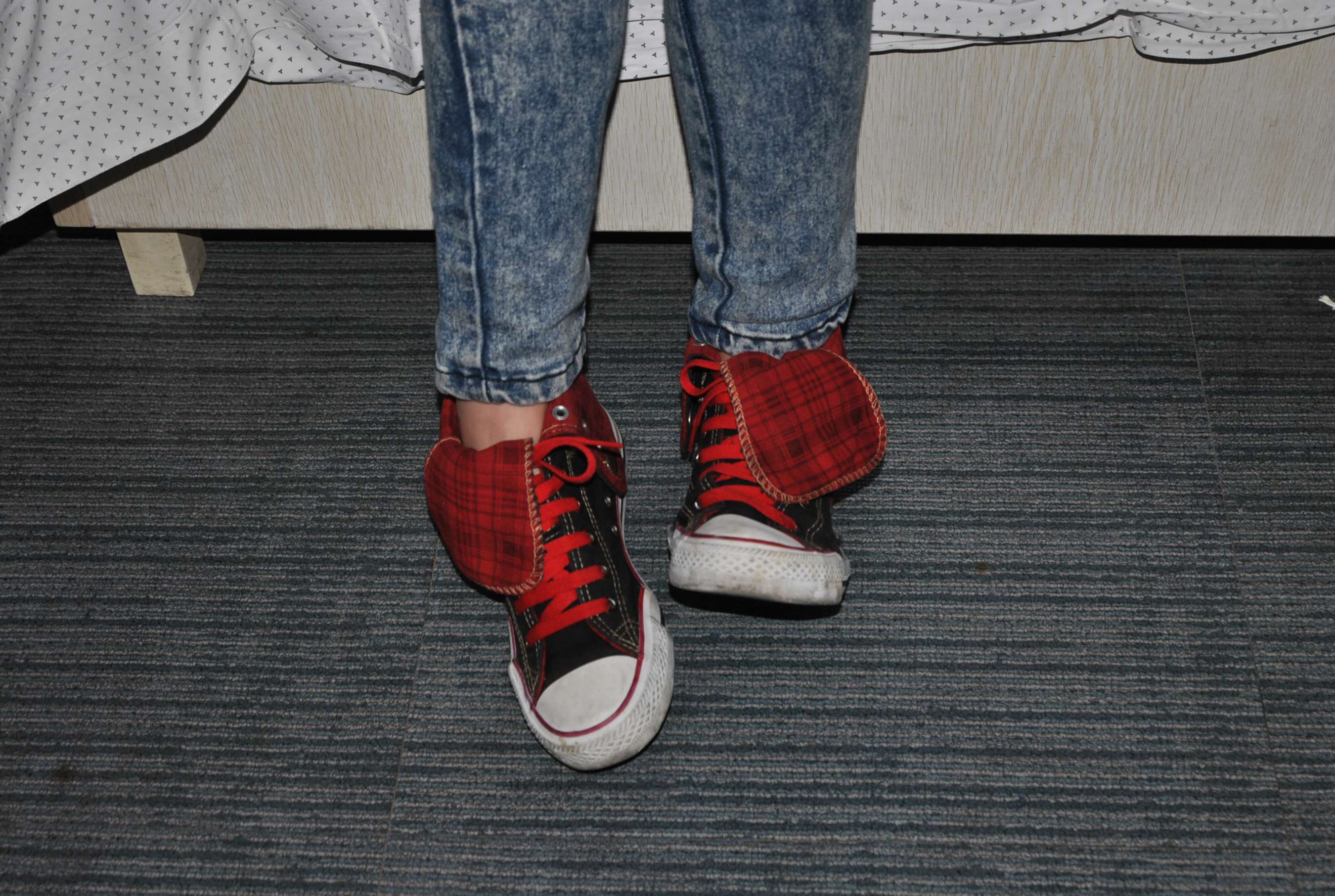 《少女牛仔帆布鞋の嫩足》作品图