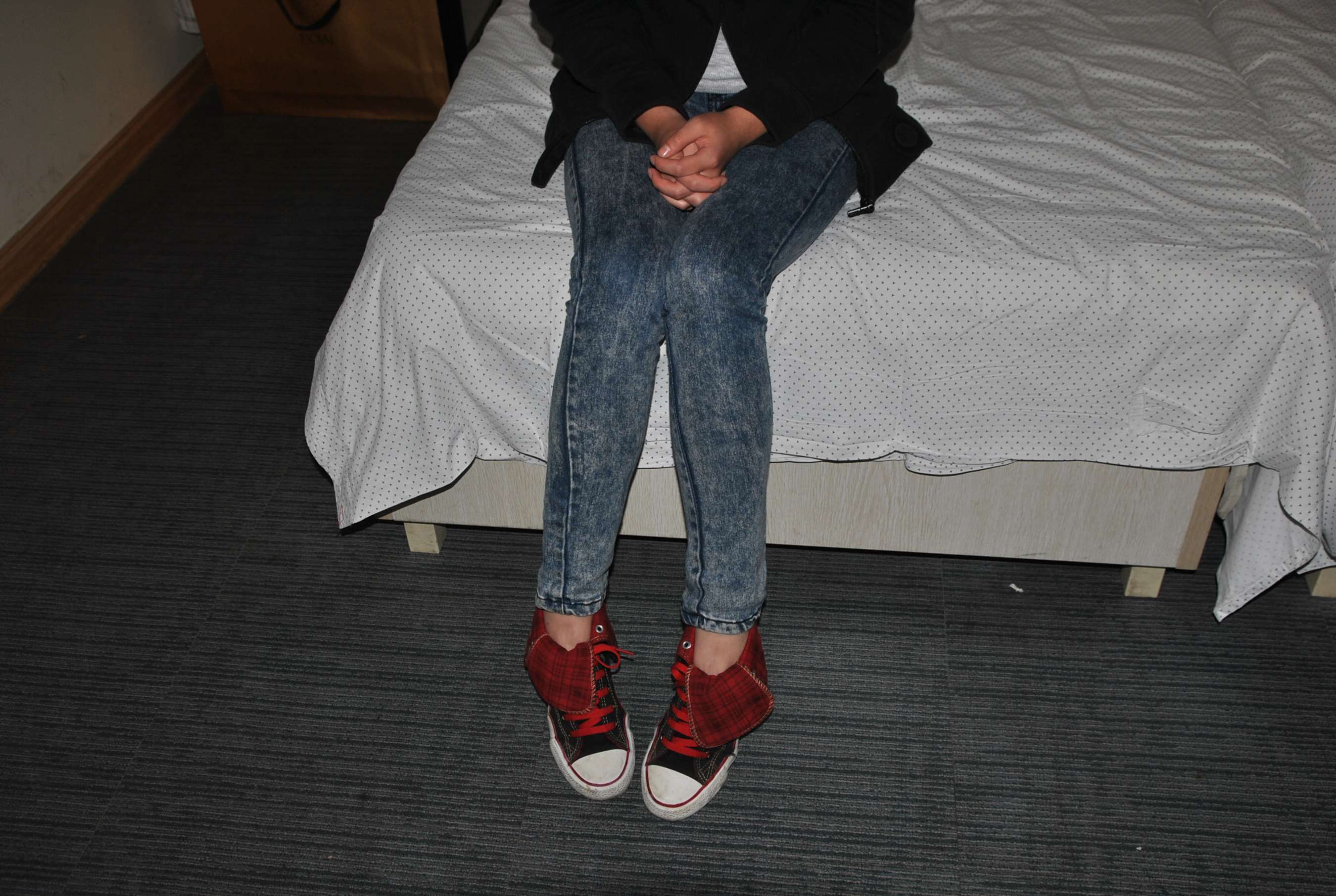 《少女牛仔帆布鞋の嫩足》作品图